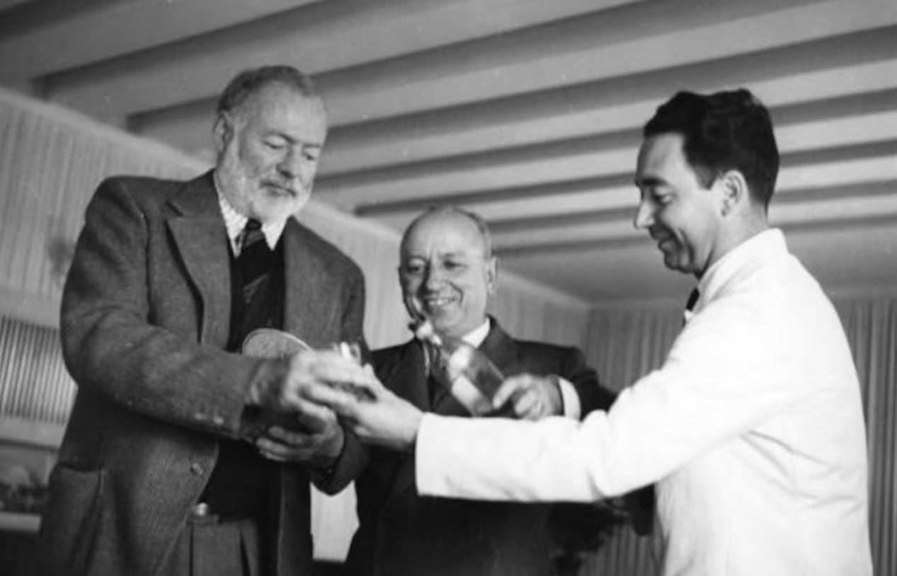 Hemingway fue uno de los grandes personajes que ayudaron a convertir Harry’s Bar en mito; allí escribió gran parte de Across the River and Into the Trees, su novela veneciana publicada en 1950
