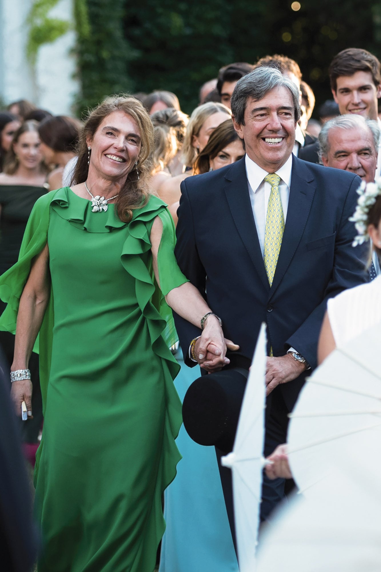 Emocionada y feliz, Agustina Braun con
un vestido verde esmeralda de Carolina
Herrera y alhajas que pertenecían a su
abuela, Malena Nelson Hunter, junto a
Jandri Blaquier.