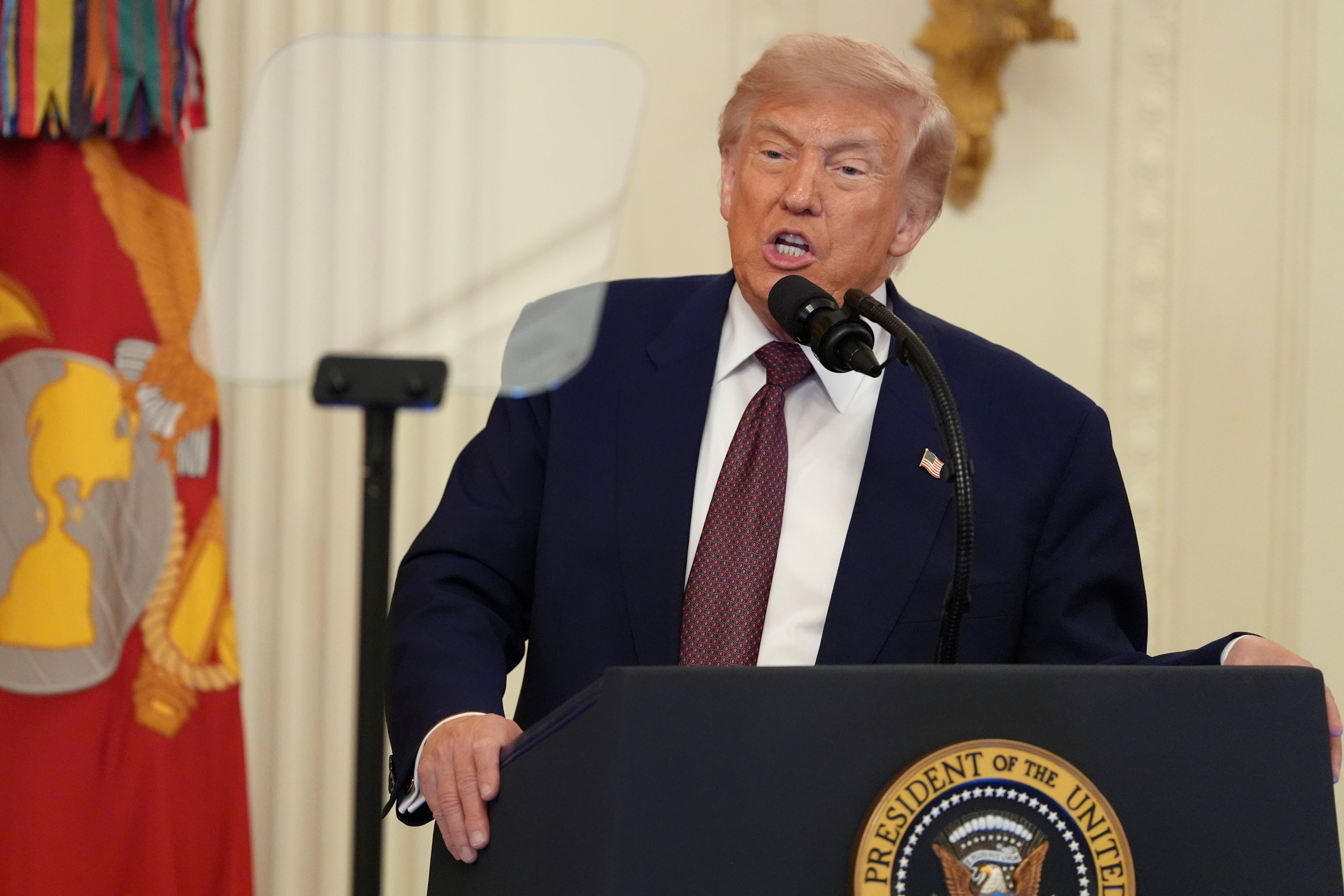 El presidente Donald Trump insiste en que las ciudades santuario violan las leyes federales de migración