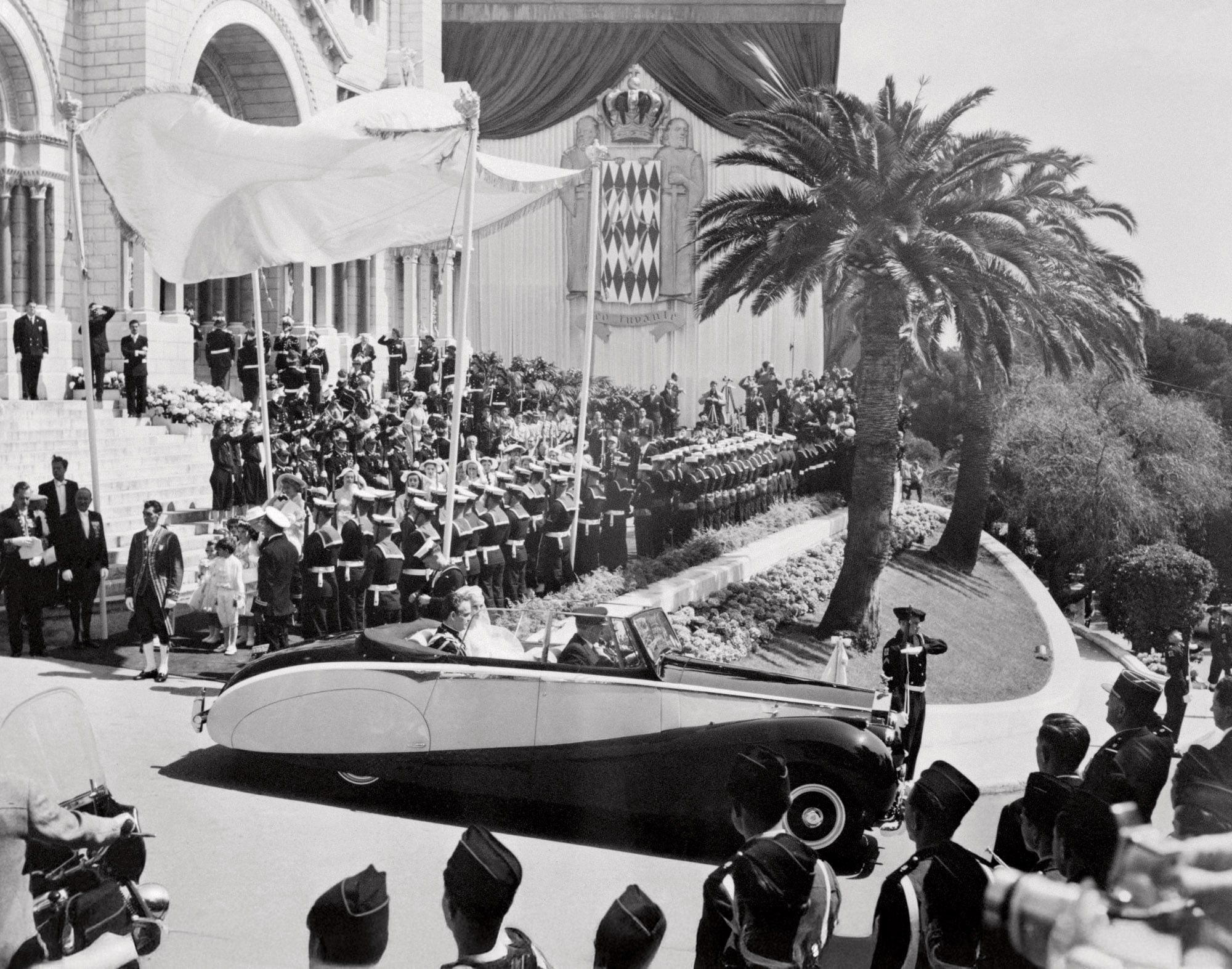 Los recién casados salen de la catedral de San Nicolás en un Rolls-Royce y, antes de dirigirse al palacio, paran en la iglesia de Santa Devota