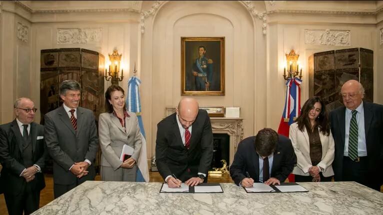 Firma del acuerdo entre la Argentina y Chile en el Palacio San Martín