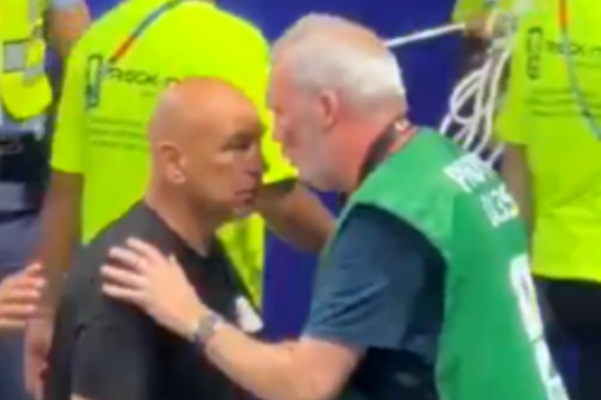 El cara a cara entre Hossam Hassan, DT de Egipto, y un camarógrafo tras la derrota frente a la Argentina por octavos de final del Mundial
