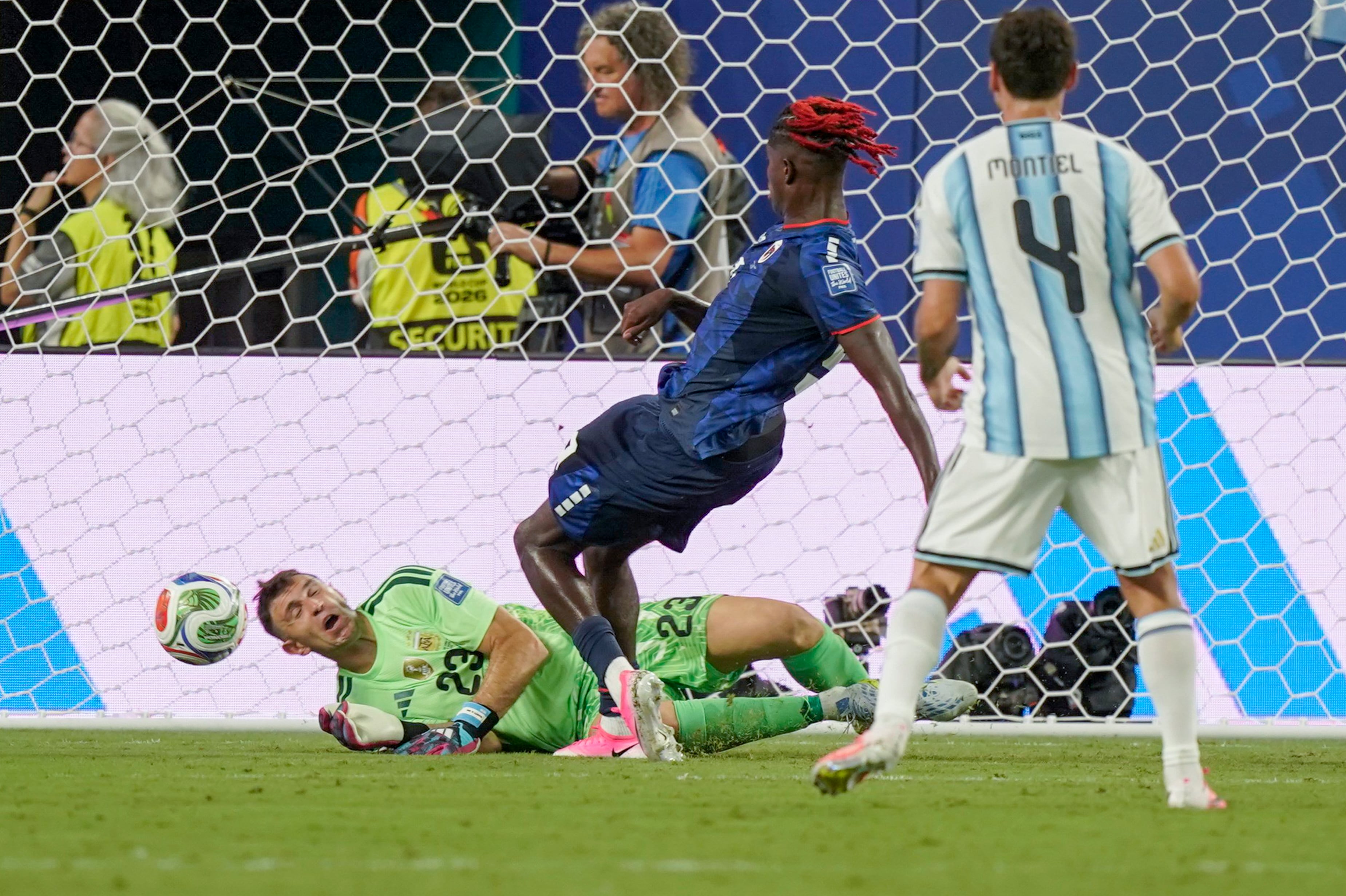 La Argentina necesitó de Emiliano Martínez para evitar un tercer empate de Cabo Verde