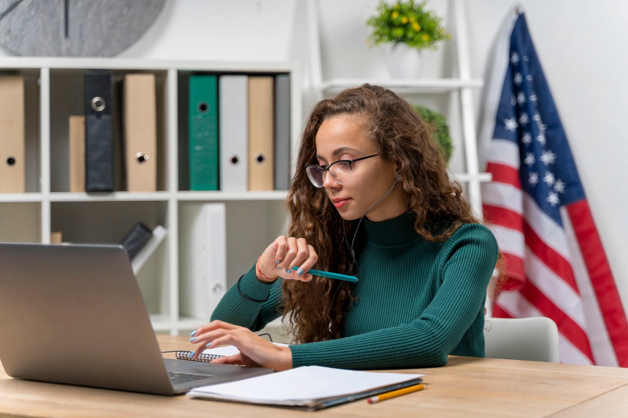 (Archivo) Los solicitantes deben presentar la documentación requerida para la solicitud de la green card