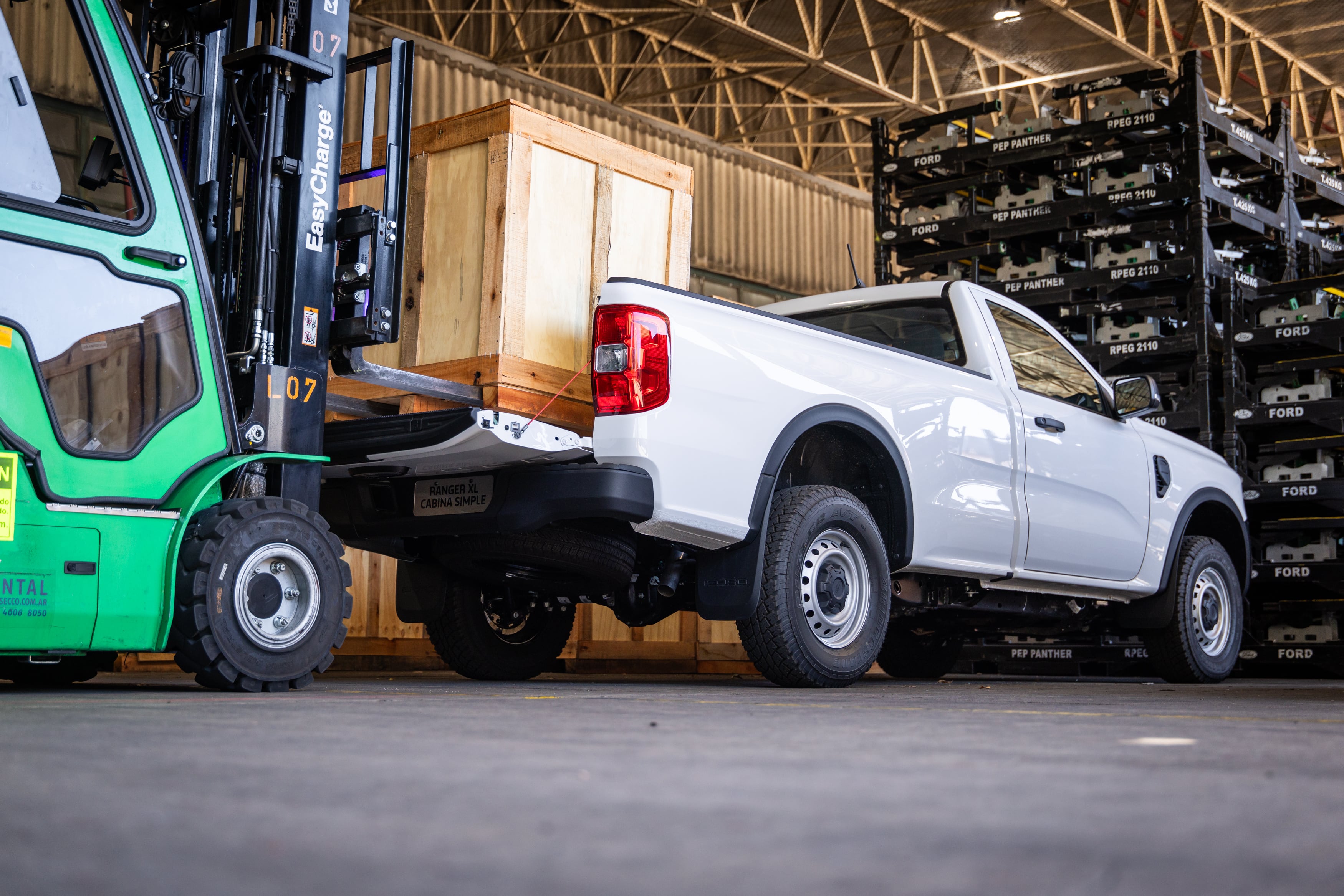 Las versiones Cabina Simple 4x4 y 4x2 cargan 1162 y 1139 kilogramos, respectivamente