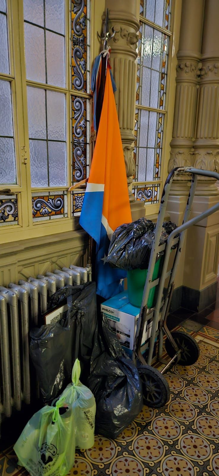 Foto de las supuestas pertenencias de la senadora López, en bolsas de basura, en un pasillo del Congreso
