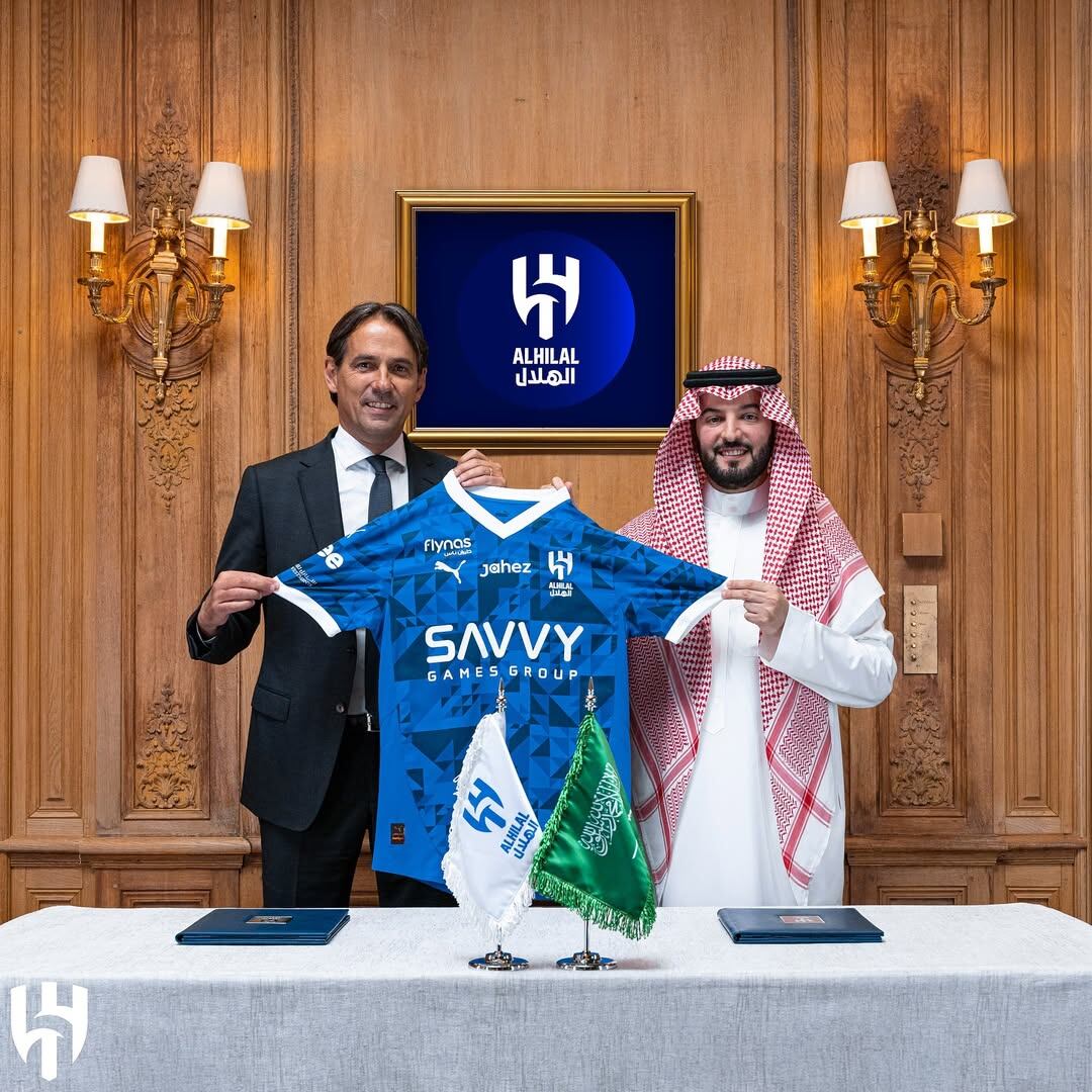 Simone Inzaghi durante su presentación como nuevo DT de Al-Hilal, con el presidente del club árabe, Fahad Bin Nafel