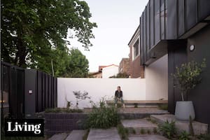 Gracias a un original frente velado, esta casa tiene contacto con el exterior sin perder privacidad ni seguridad