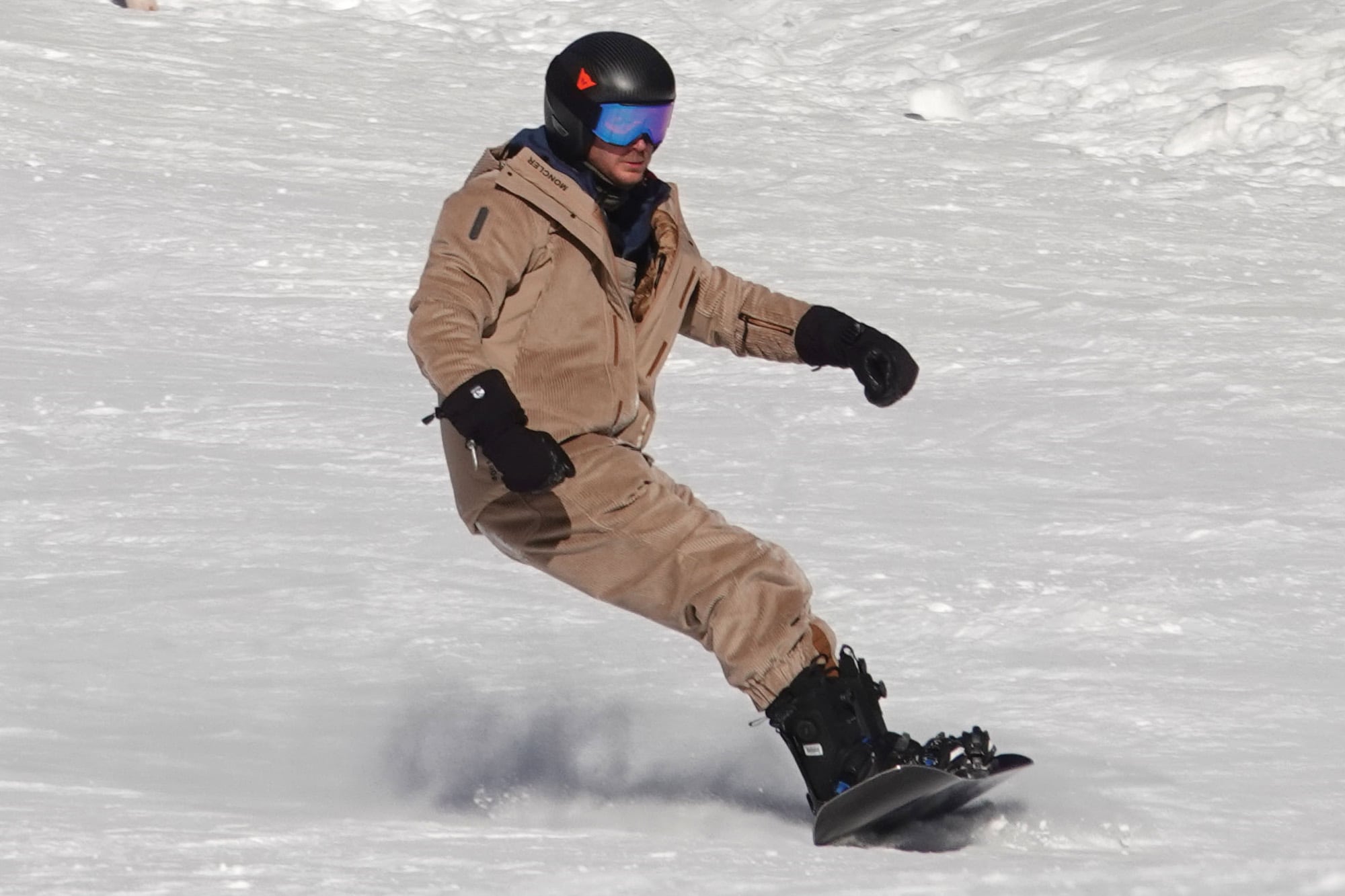 El
hijo de Carolina
de Mónaco se
divierte en los
Alpes suizos a bordo de su tabla