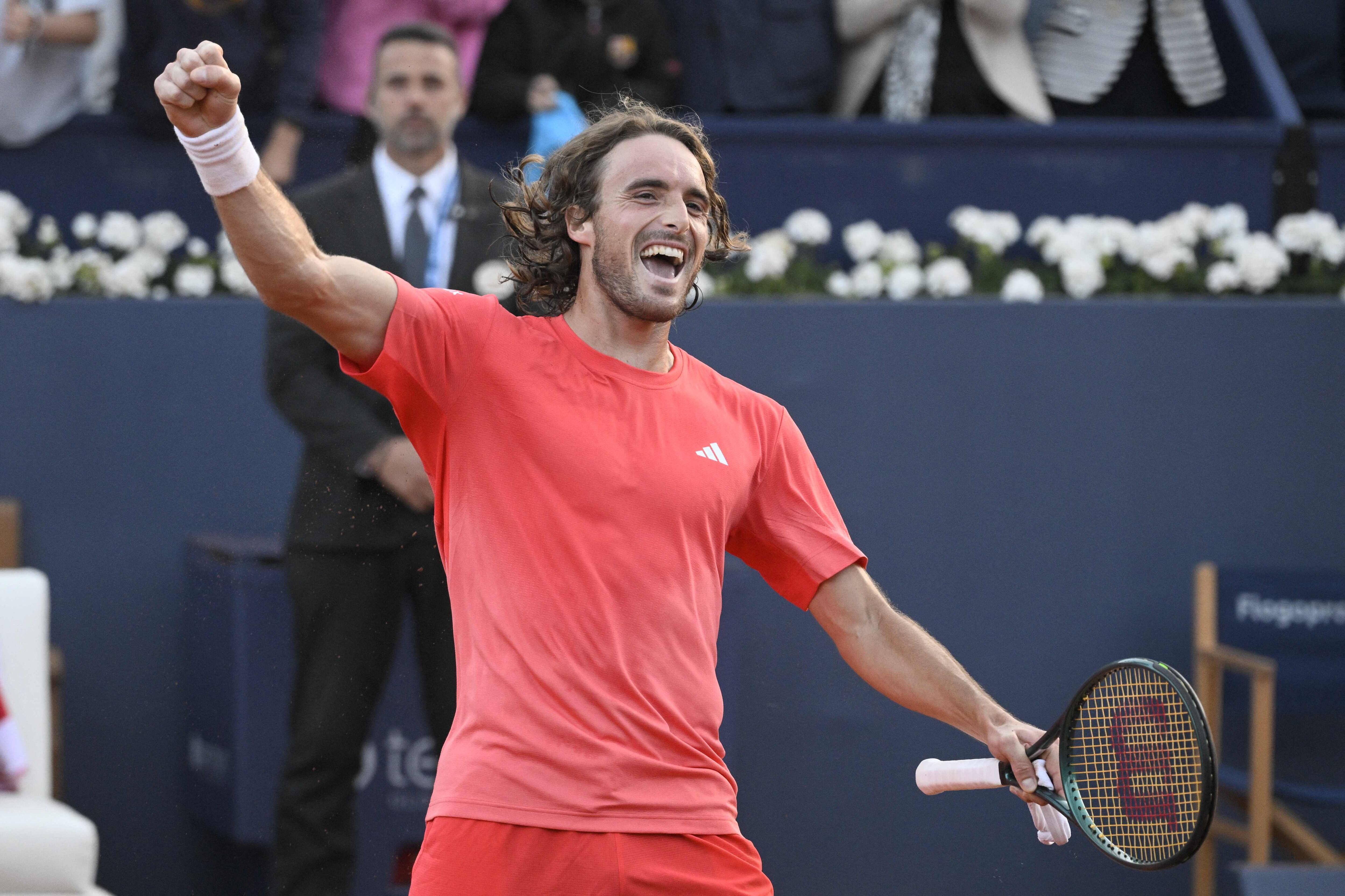 El festejo de Stefanos Tsitsipas tras la trabajosa victoria ante el argentino Facundo Díaz Acosta