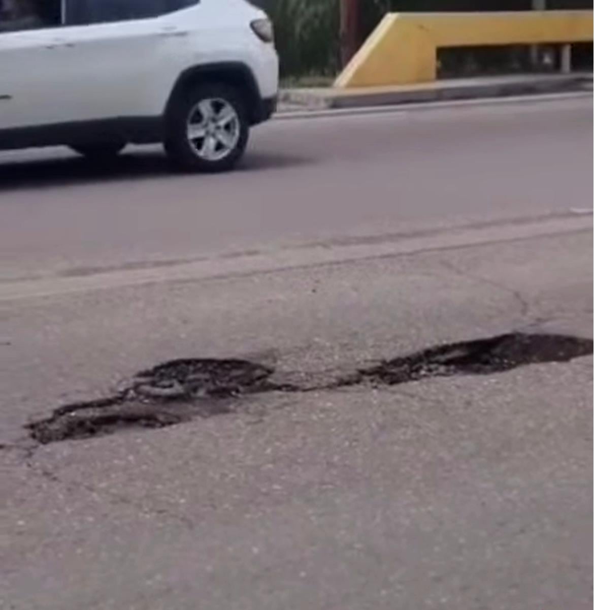 El pozo en la avenida Champagnat, que luego fue reparado