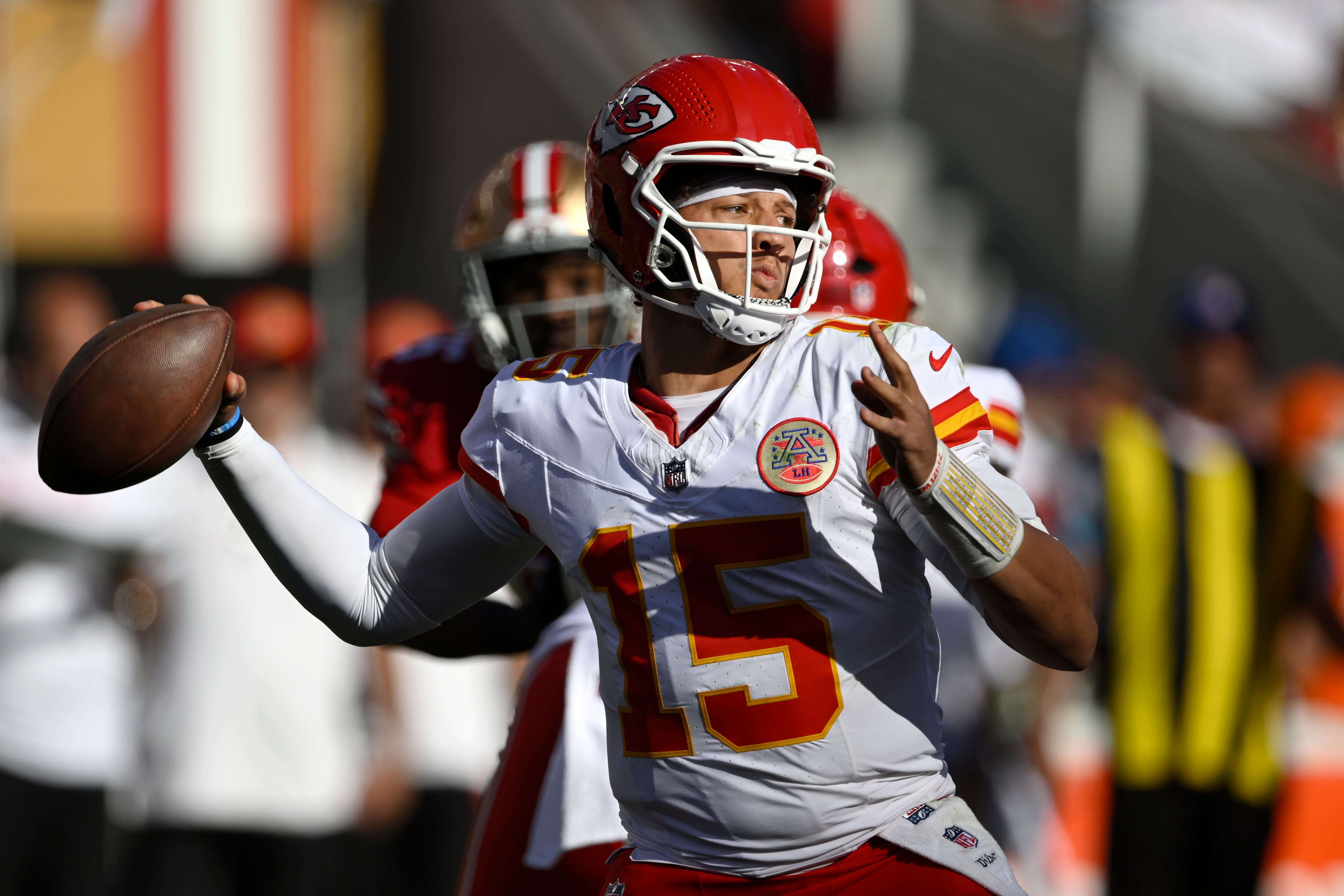 En la NFL, Mahomes busca liderar a los Chiefs hacia un histórico tercer título consecutivo de Super Bowl, pero antes deberá superar a los Bills