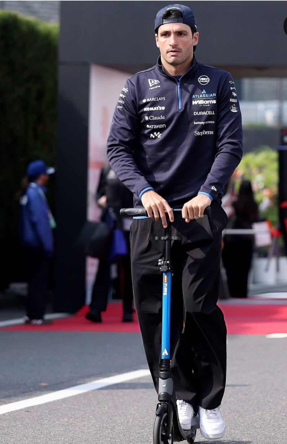 Su compañero, Carlos Sainz Jr., se mostró sin su pareja, la modelo escocesa Rebecca Donaldson