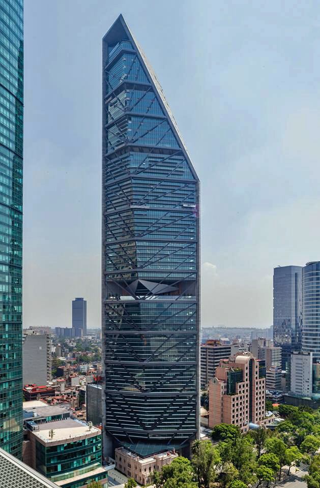 Finalizada en 2016, la Torre Reforma se alza a 807 metros sobre el nivel del mar, junto a una casona de otro siglo
