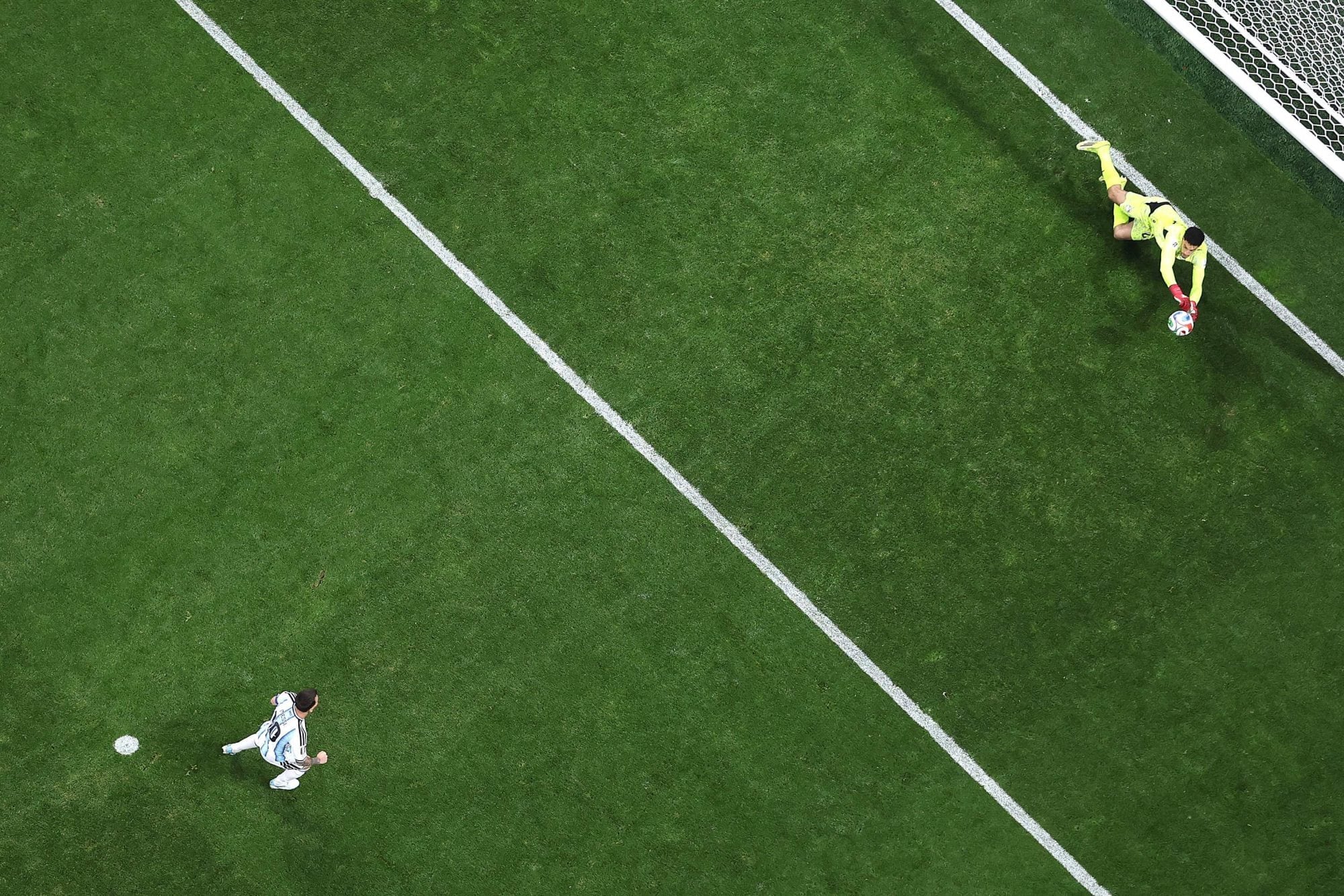 El arquero Mostafa Ahmed Abdelaziz Mohamed Shobeir le atajó un penal a Lionel Messi en el primer tiempo