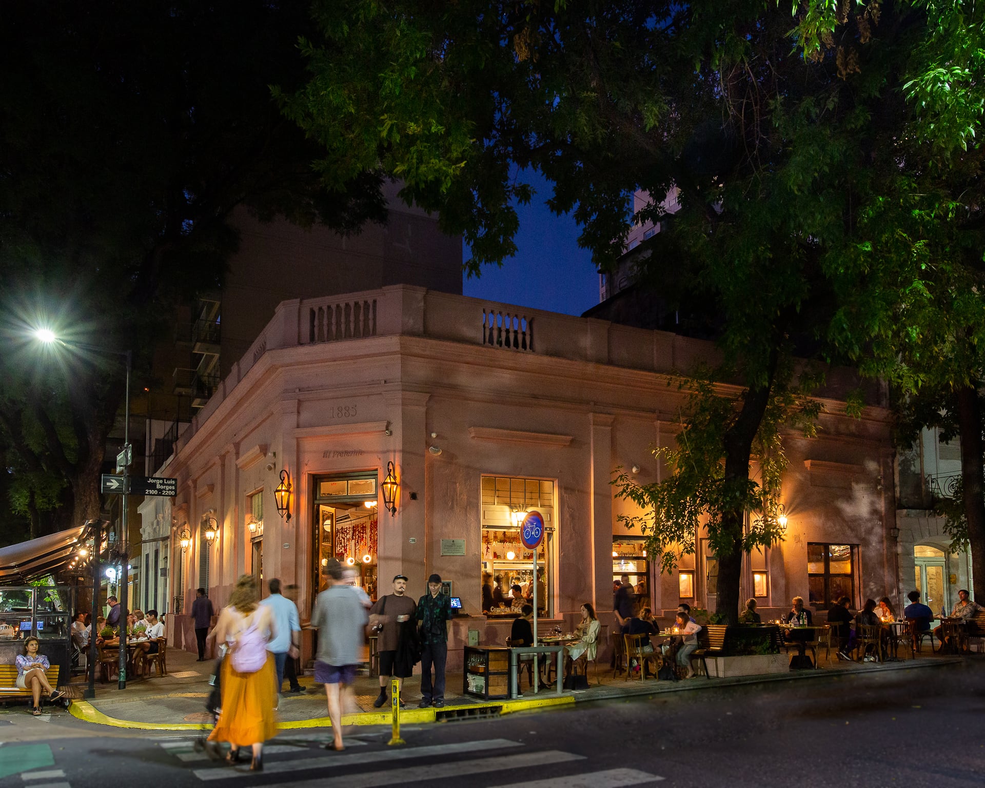 El Preferido de Palermo aún conserva la estructura del bodegón original, con su barra, su salón angosto y su toldo rosa inconfundible sobre Jorge Luis Borges y Guatemala