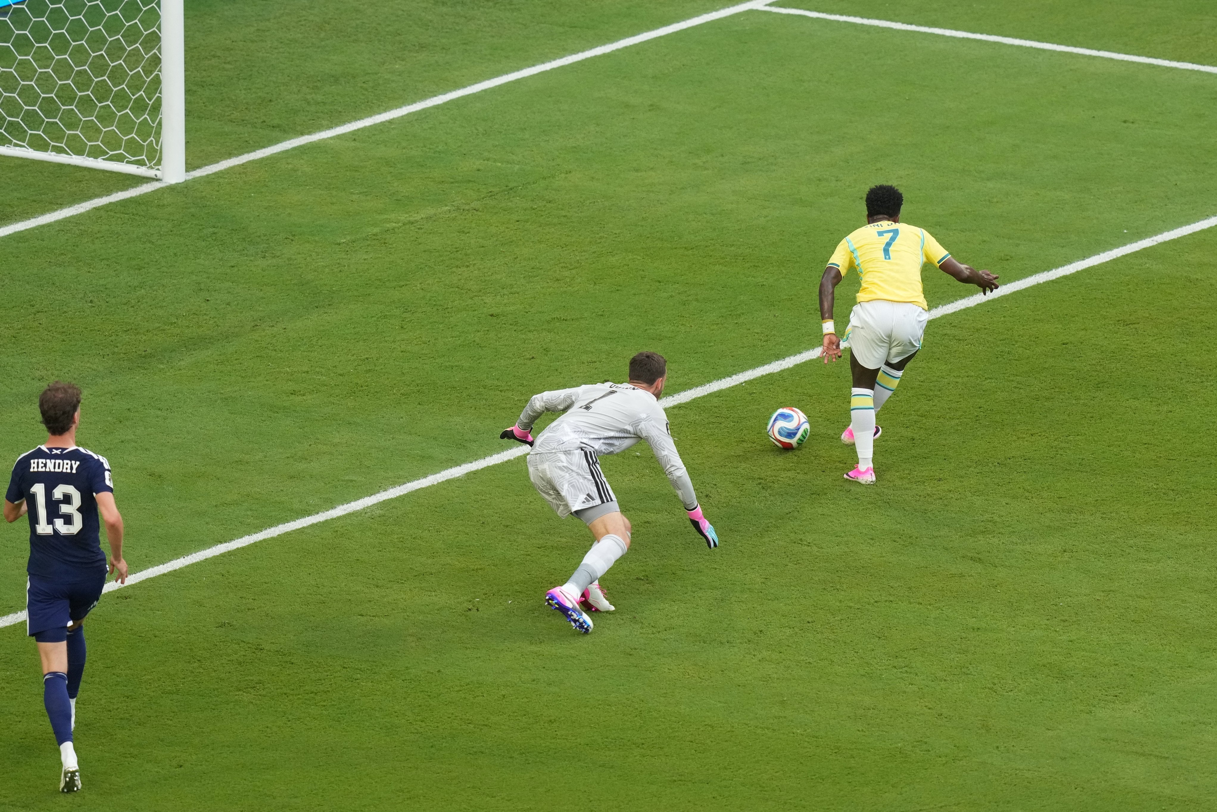 Vinicius Junior ya dejó atrás al arquero Angus Gunn y define ante el arco vacío (AP Photo/Marta Lavandier)