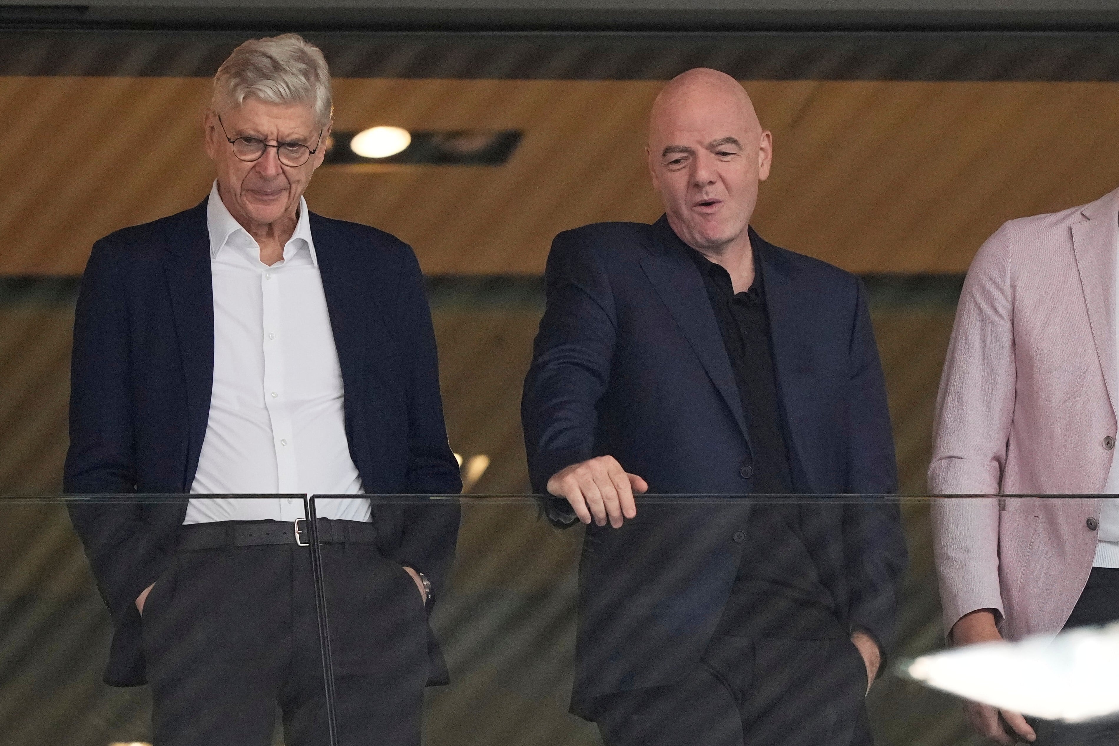 ARCHIVO - El presidente de la FIFA Gianni Infantino (derecha) y Arsene Wenger presencian el partido Suecia-Inglaterra por los cuartos de final de la Eurocopa femenina 2025, en Zúrich, el 17 de julio de 2025. (AP Foto/Martin Meissner)