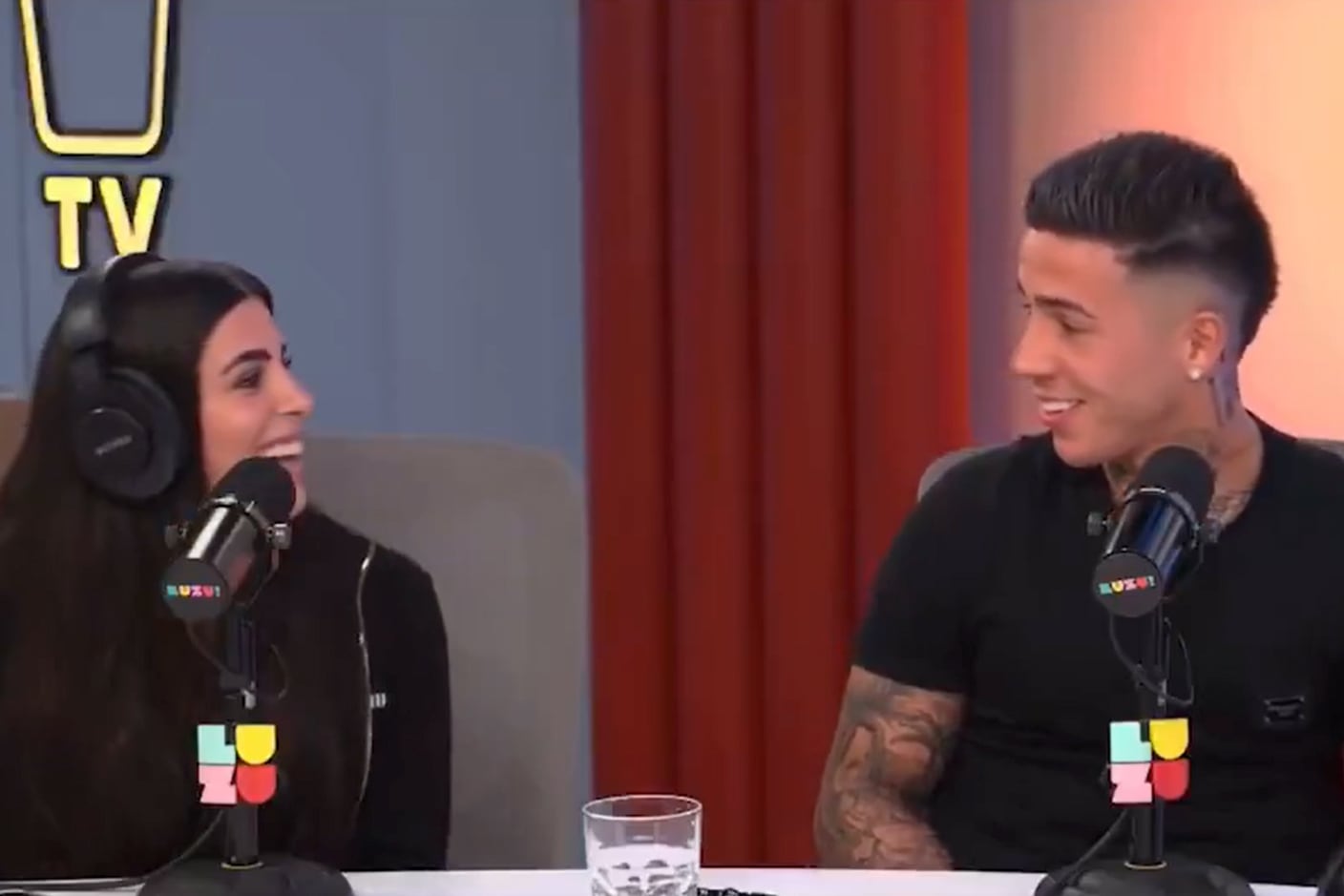 Enzo Fernández junto a Valentina Cervantes, su mujer, durante una de las charlas que concedió en canales de streaming no deportivos