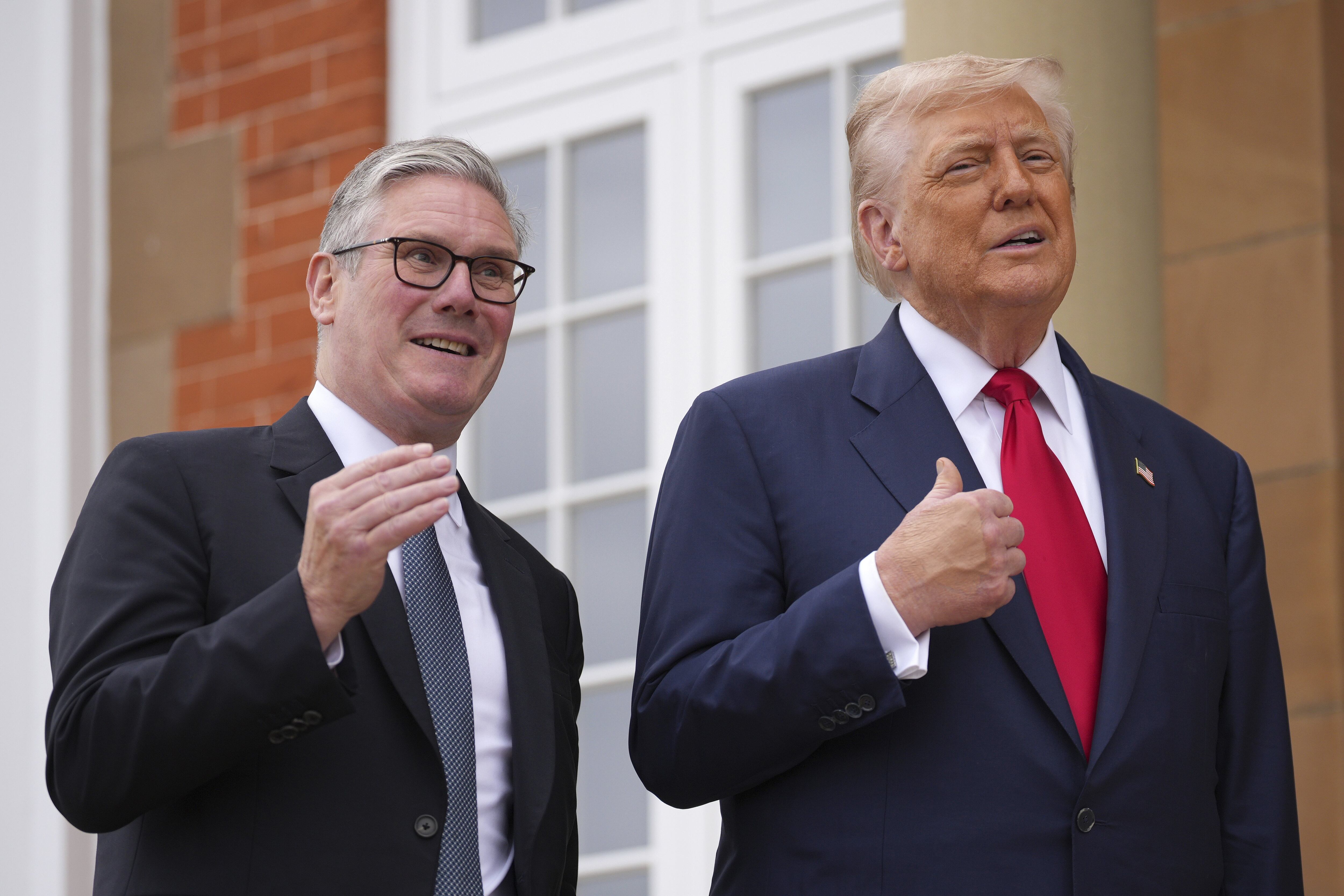 El presidente Donald Trump se reúne con el primer ministro británico, Keir Starmer, en el club de golf Trump Turnberry el lunes 28 de julio de 2025, en Turnberry, Escocia.