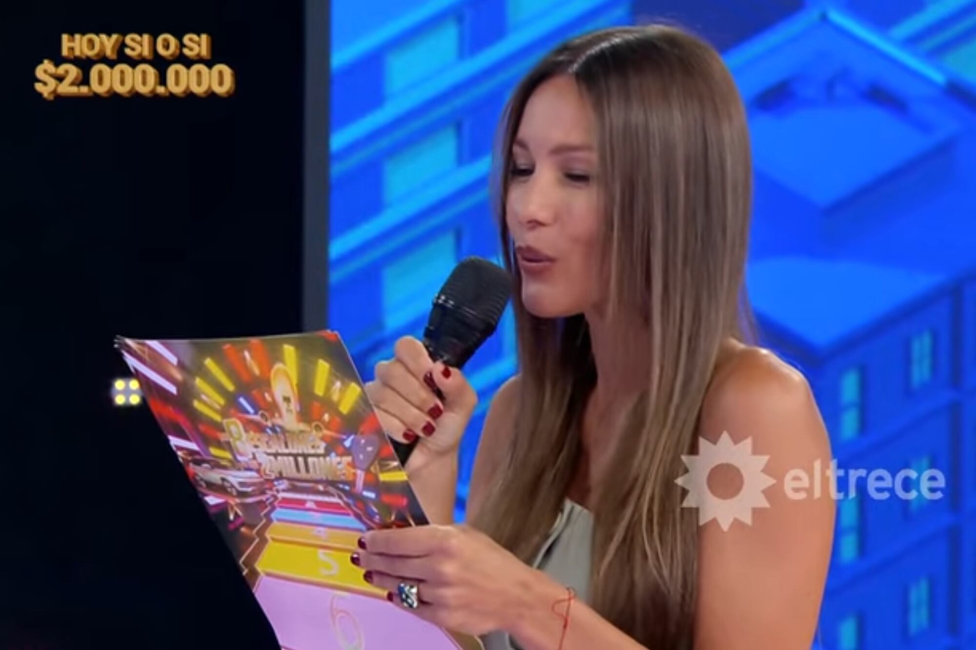 La conductora le preguntó a uno de los participantes por el porcentaje de hombres que prefería el papel por sobre el secador de chorro de aire en los baños públicos, según los resultados de una encuesta europea (Foto: captura de video / eltrece)