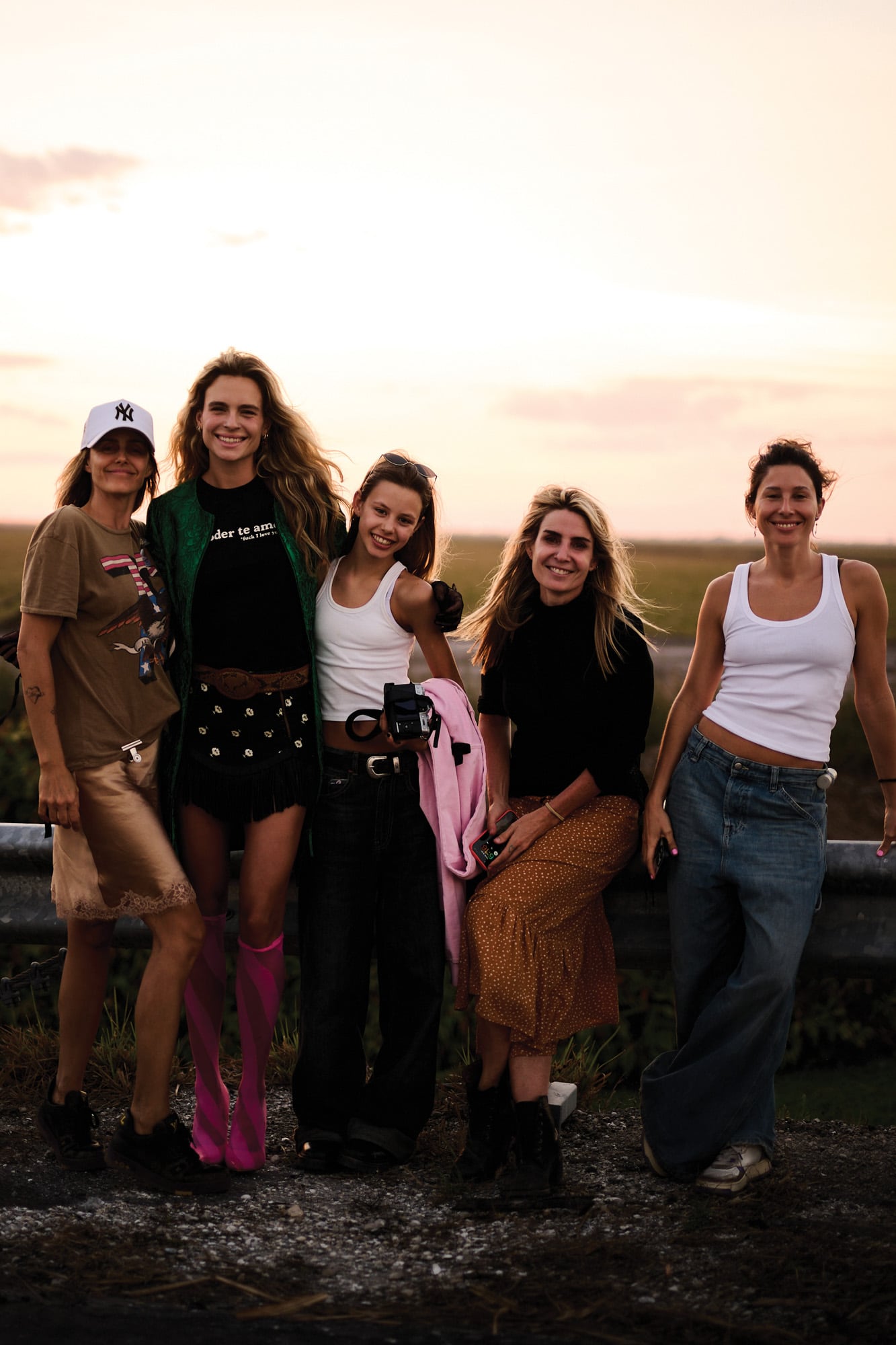 Aunque lo suyo es la música, a Chule le encanta la moda, por eso aceptó posar para Rocío G, de sus amigas Loló Tanoira (en la imagen se la ve junto a su hija, Alexia Chavanne) y Rocío González, donde reveló parte de la nueva colección. Del equipo creativo también formó parte la maquilladora Vicky Aldanondo