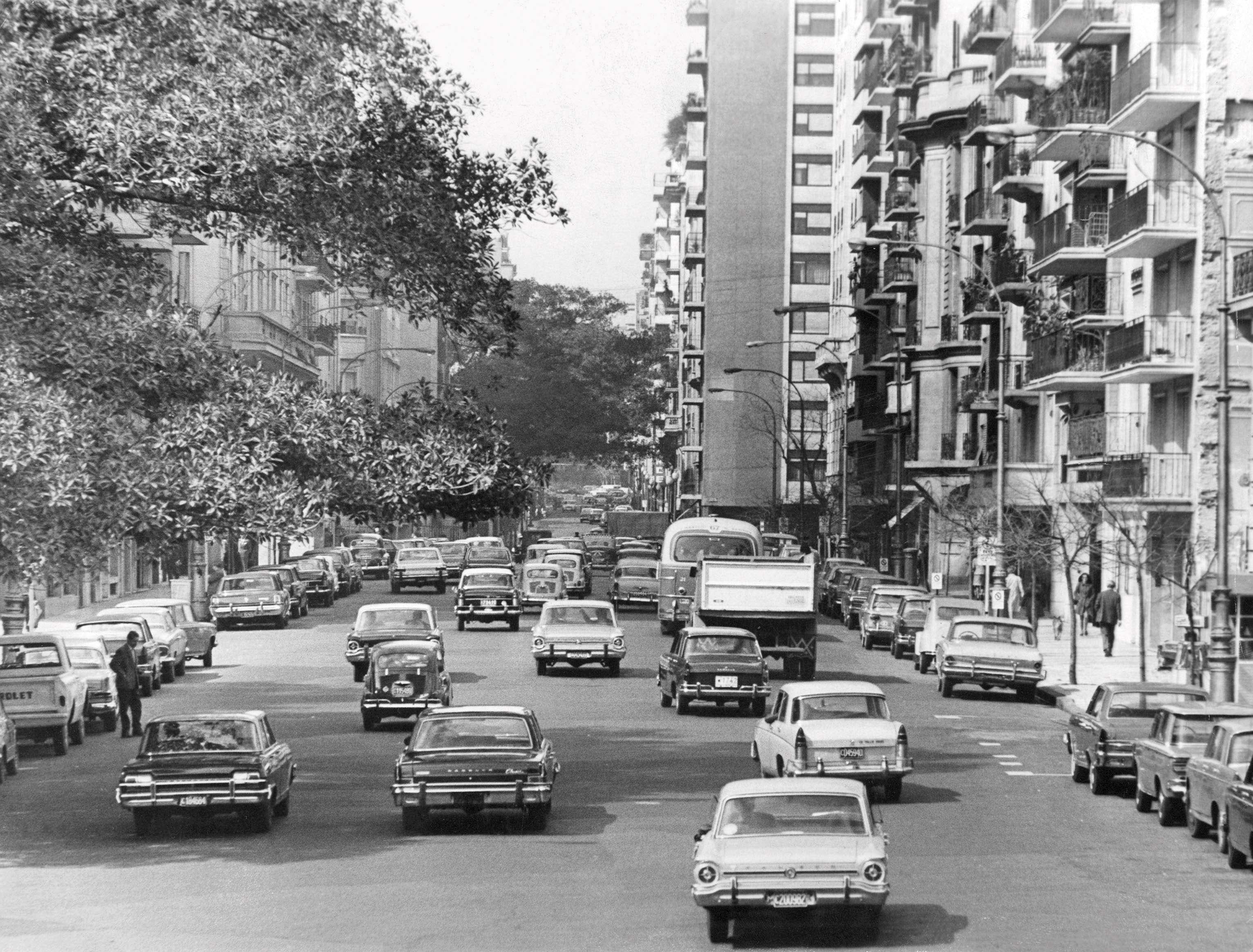 Una mucho más transitada Av. Alvear desde Ayacucho hacia Callao. 1969.