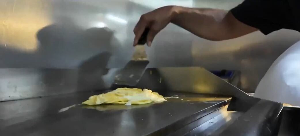 Aunque representa una opción más accesible, la medida no convence a todos los consumidores en el Bronx, donde varios expresaron su preferencia por el huevo tradicional y rechazaron la idea de reemplazarlo por una versión líquida