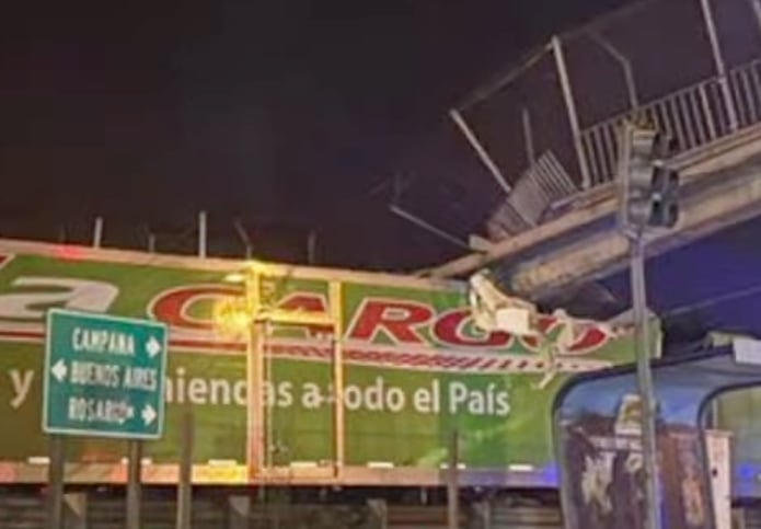 El camión de color verde transitaba la mano contraria al azul