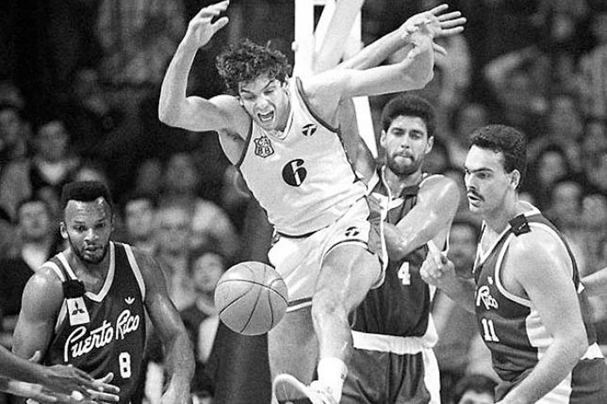 Un Argentina-Puerto Rico del Mundial 1990, en nuestro país: Diego Maggi maniobra ente tres boricuas, entre ellos Piculín Ortiz, en el medio