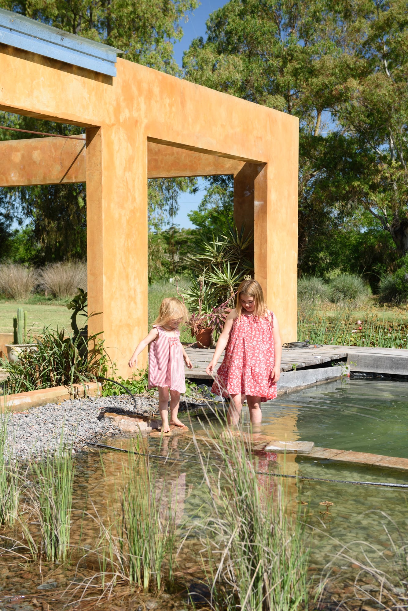 El agua, integrada al paisaje, cambia la percepción térmica y sonora del jardín