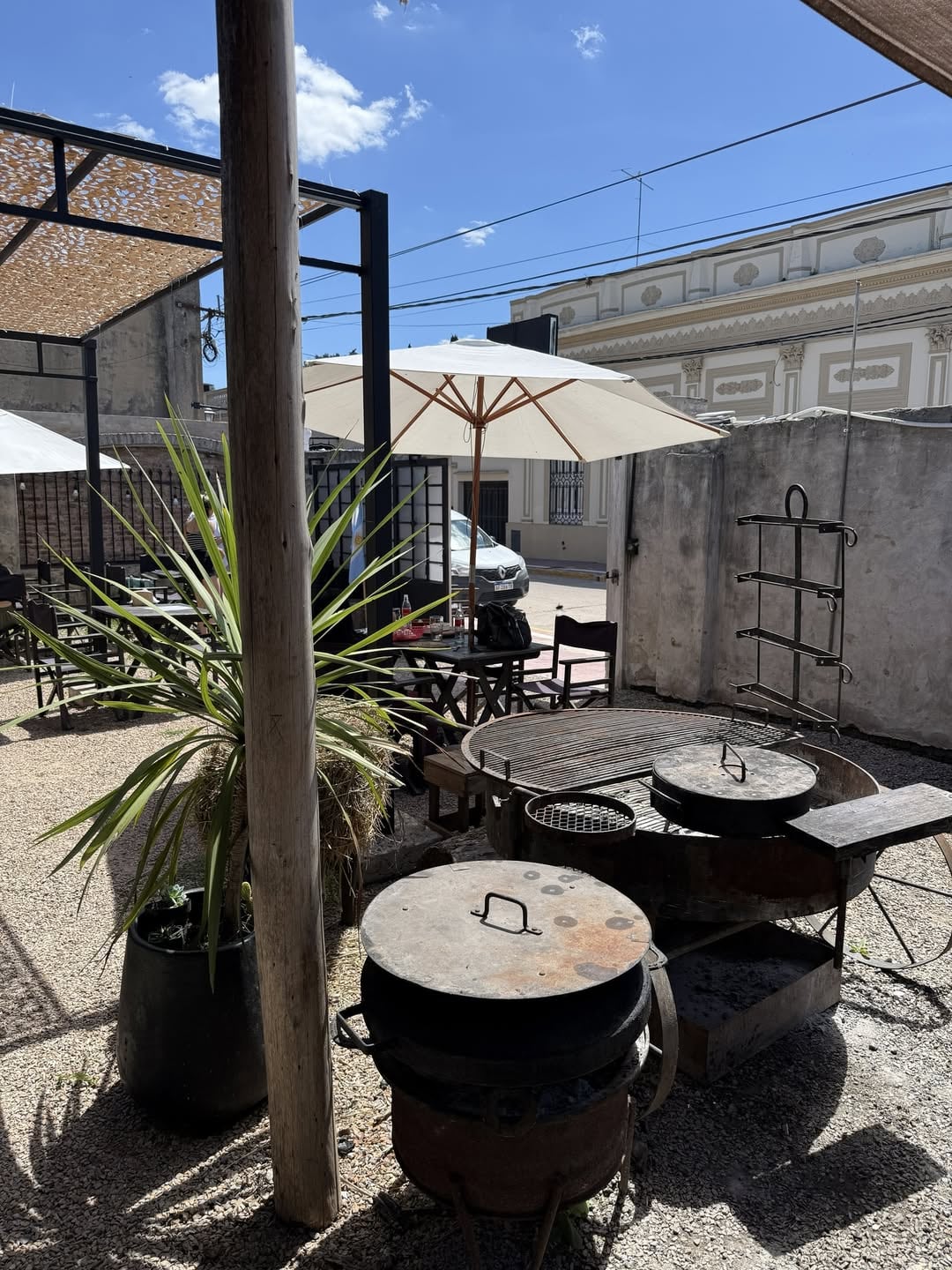 Carnes, platos abundantes y una experiencia con impronta tradicional