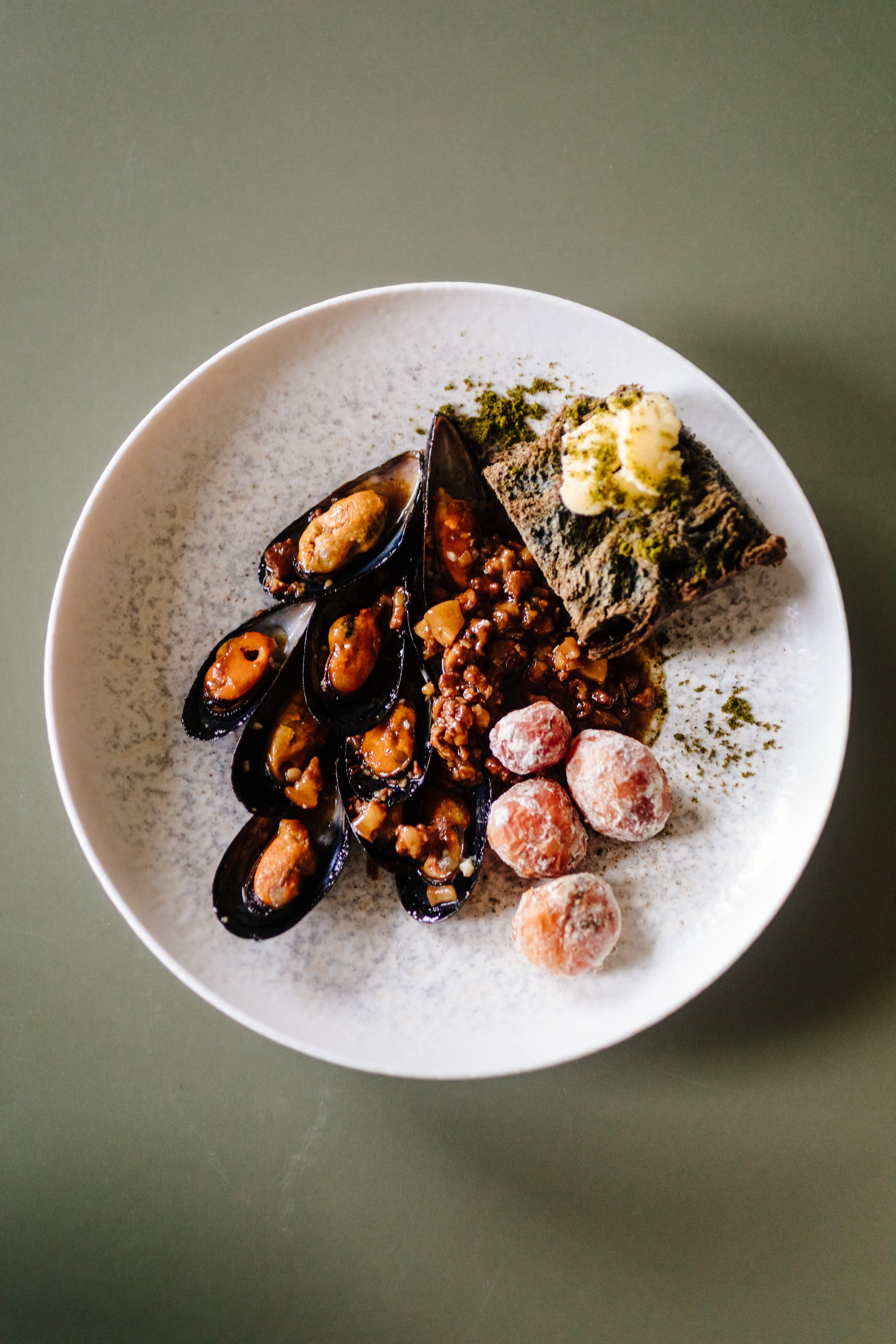 Mejillones con adobo filipino y papines andinos