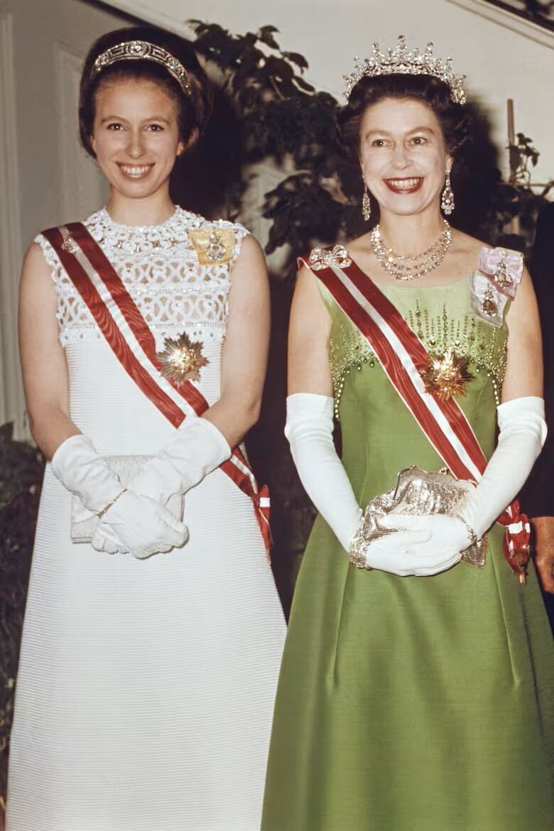 En 1969, durante una vista de Estado a Austria, la princesa Ana y la reina Isabel II posan juntas, con trajes de gala, en la Embajada Británica de Viena. Ana llevó la tiara Griega
