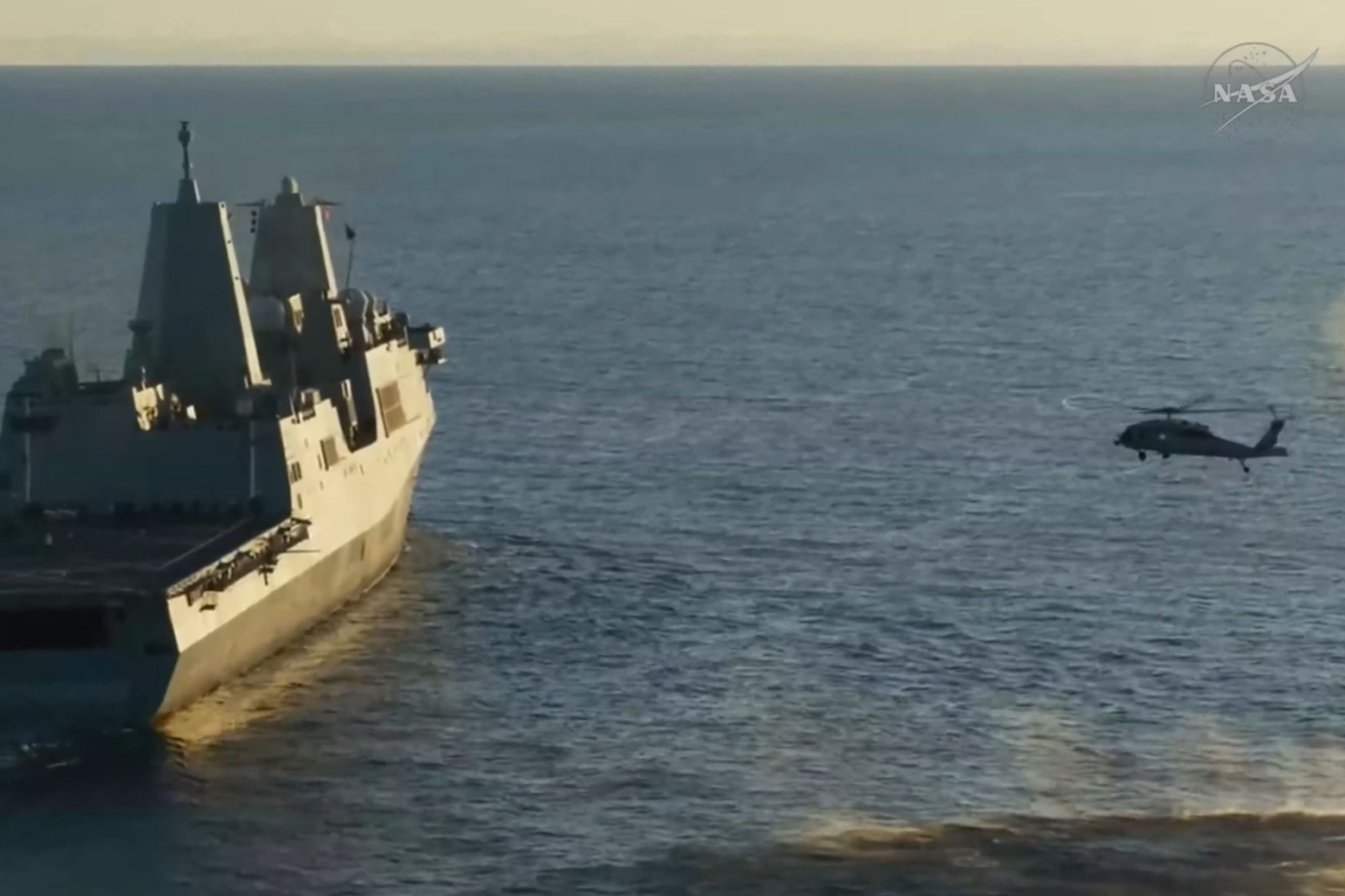 Los helicópteros llevaron a los astronautas al USS John P. Murtha, buque de la Armada de los EE.UU.