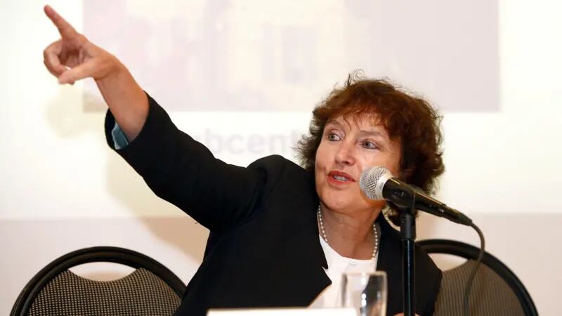 La exgobernadora del Banco de Israel, Karnit Flug, dice que el gobierno podría aumentar los impuestos para reducir el déficit público