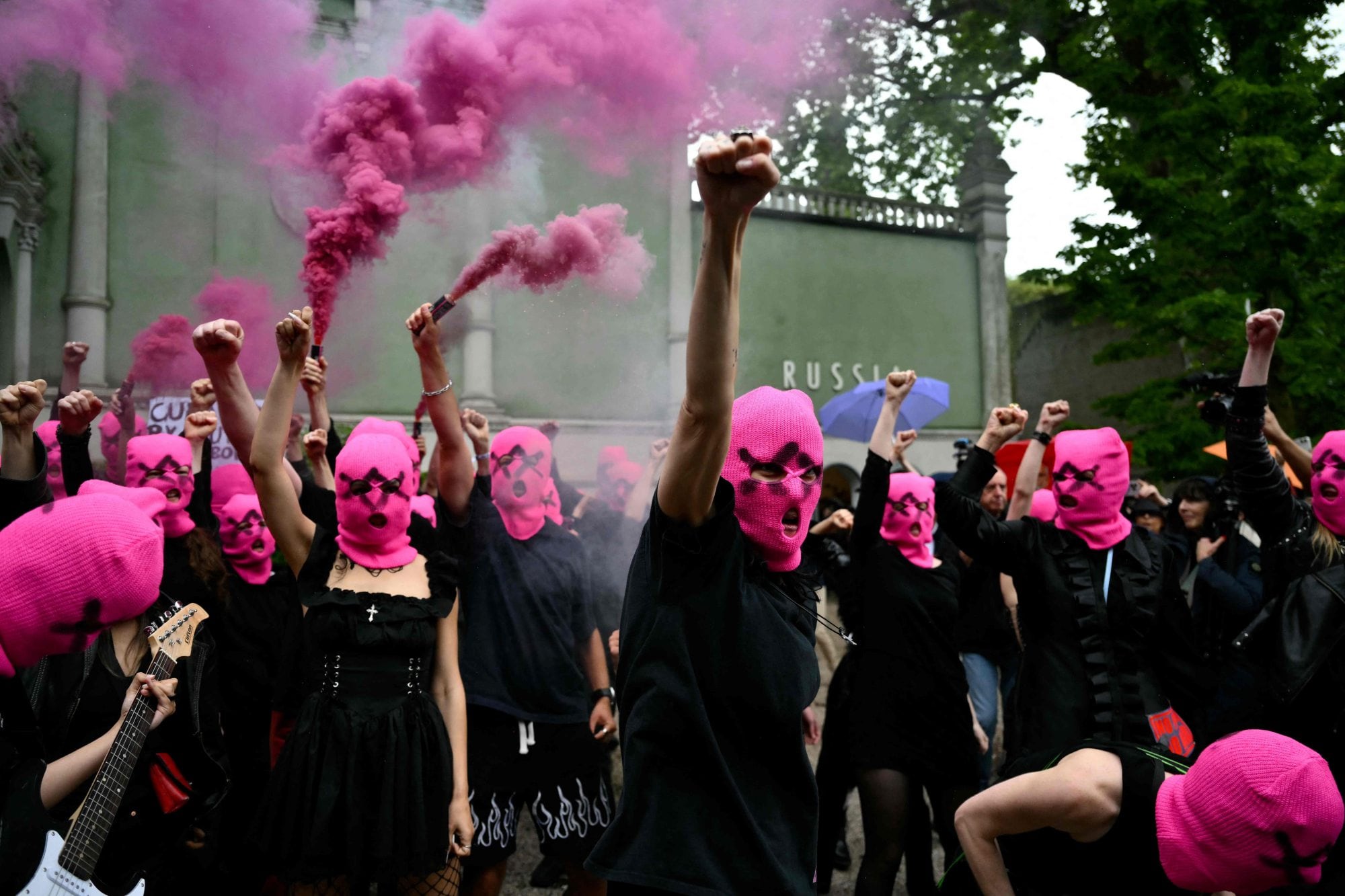 Una campana humana y un tanque con orina: la provocadora apuesta de Austria en la Bienal de Venecia 6 Pussy Riot y Femen se manifestaron hoy frente al Pabellón de Rusia
