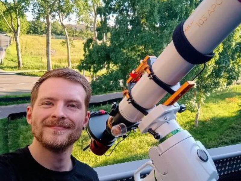 La impresionante foto tomada desde un balcón que revela 548 galaxias en el universo