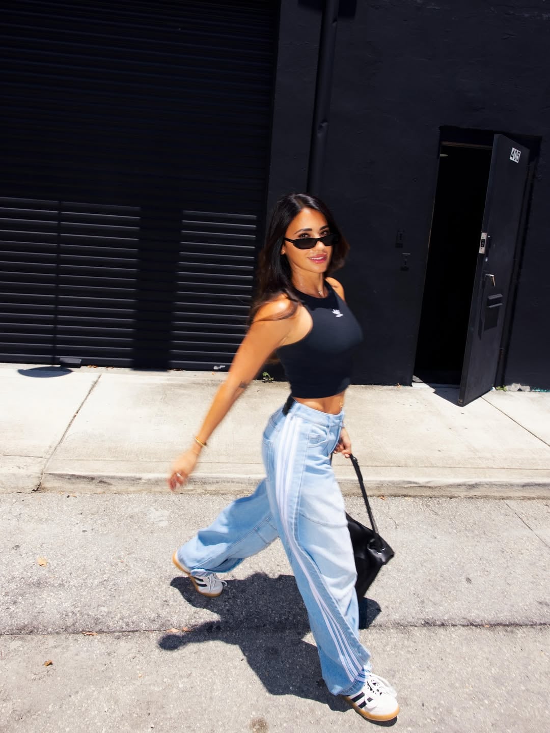 Anto Roccuzzo causó furor con su pantalón celeste y blanco (Foto: Instagram @antonelaroccuzo)