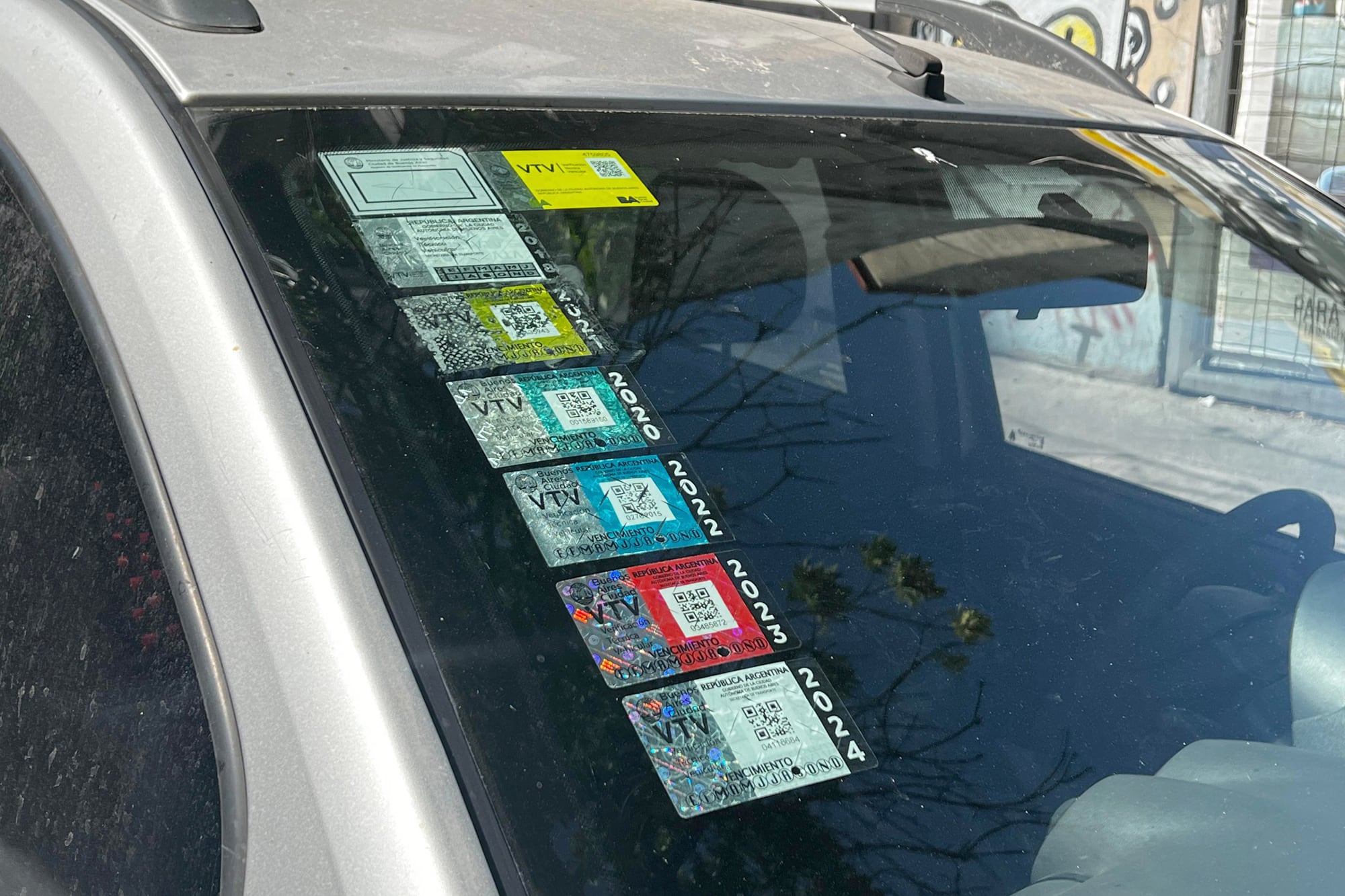 Si el vehículo permanece guardado y no se utiliza, no es necesario verificarlo hasta el momento en que vuelva a circular