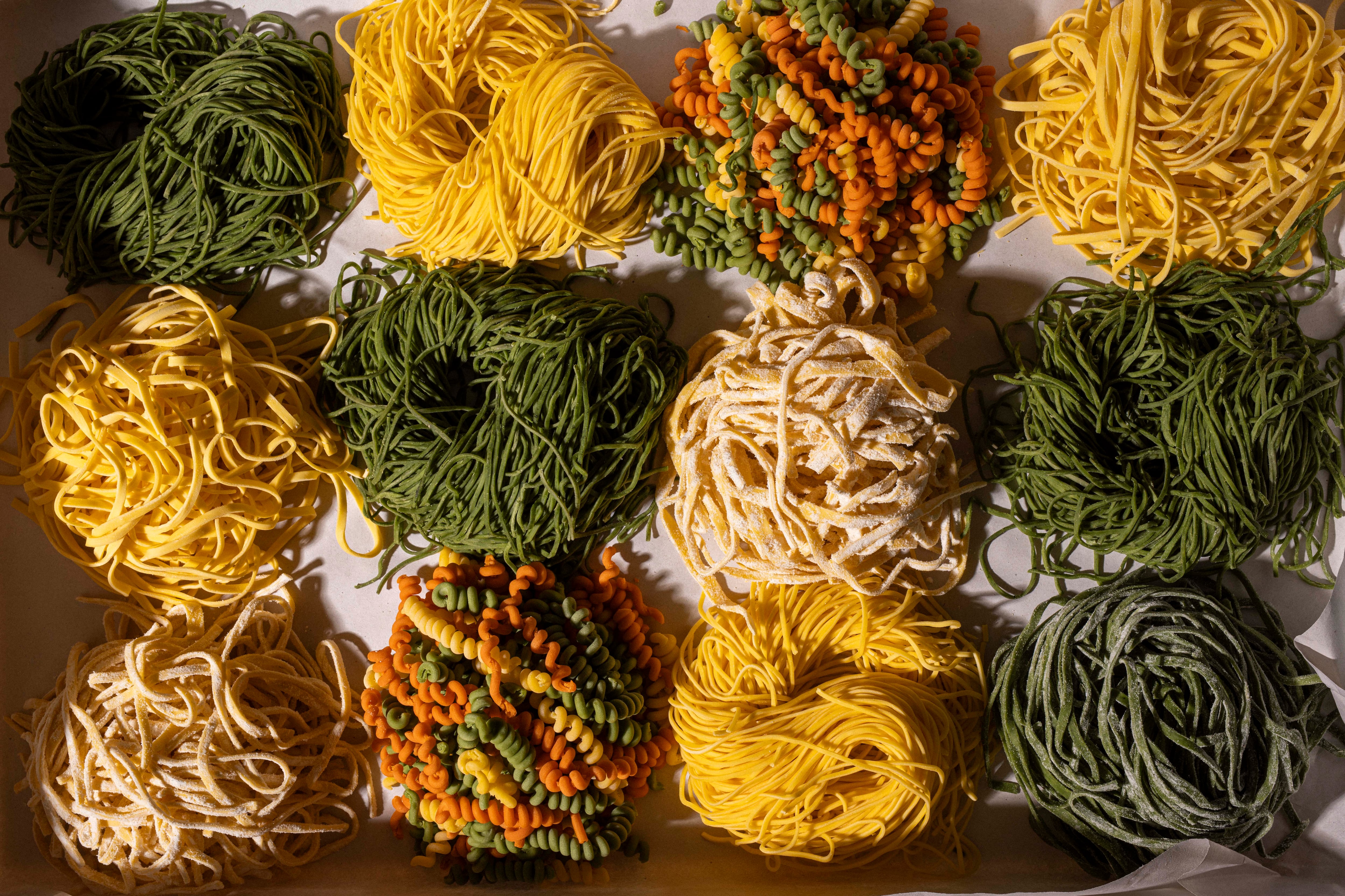 Las pastas largas, cortas y rellenas que elaboran supera las treinta variedades, incluidos varios tipos de tallarines y fussili