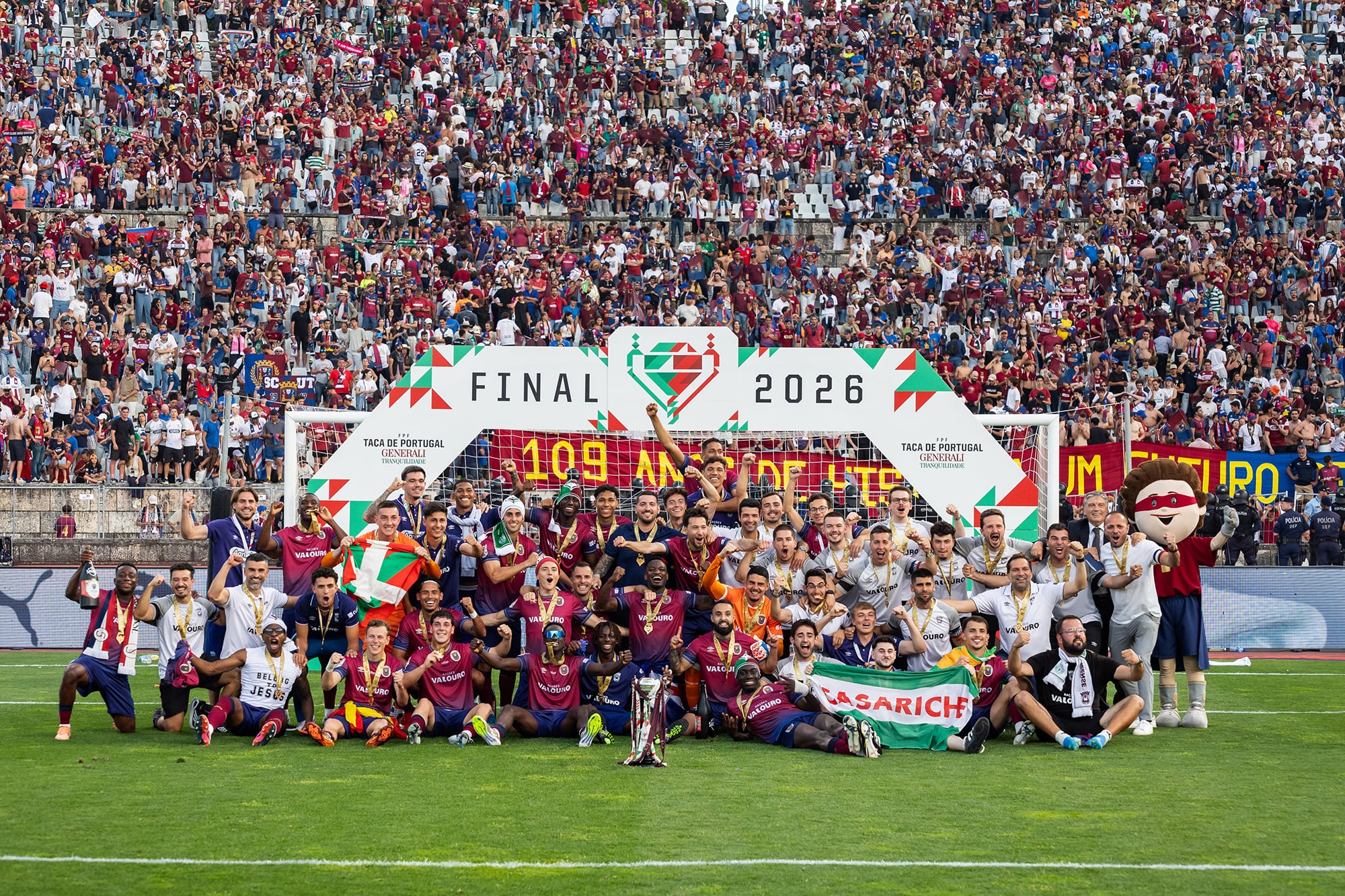 El festejo del plantel de Torreense con el trofeo y los hinchas, tras vencer a Sporting en el estadio Nacional