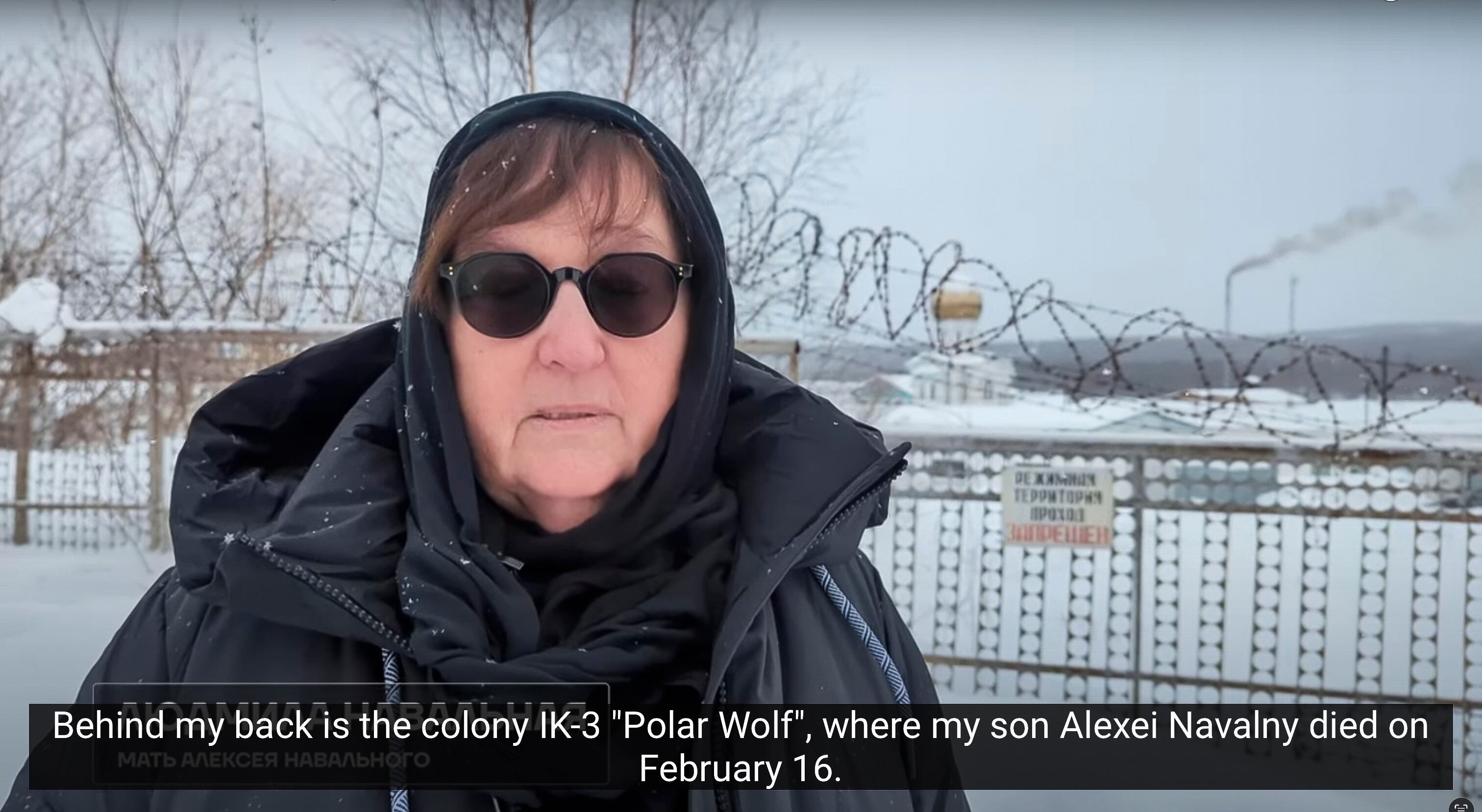 La madre del opositor ruso Alexei Navalny, Lyudmila Navalnaya, habla cerca de la colonia penal de Kharp, Rusia, en la que falleció su hijo.