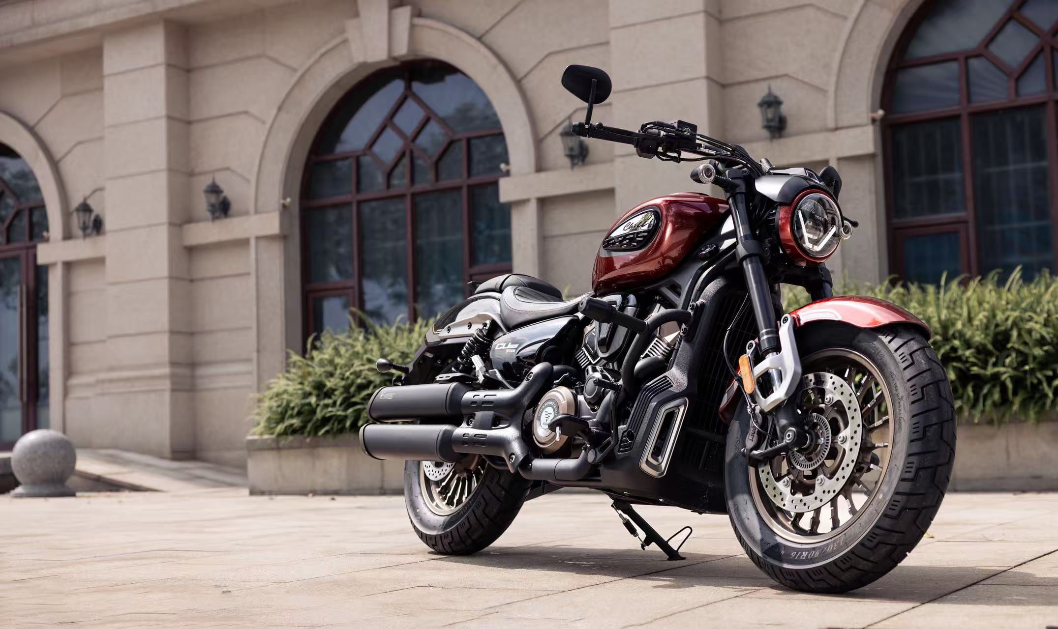 Lanzan una moto premium con estilo clásico pensada para un “manejo relajado”