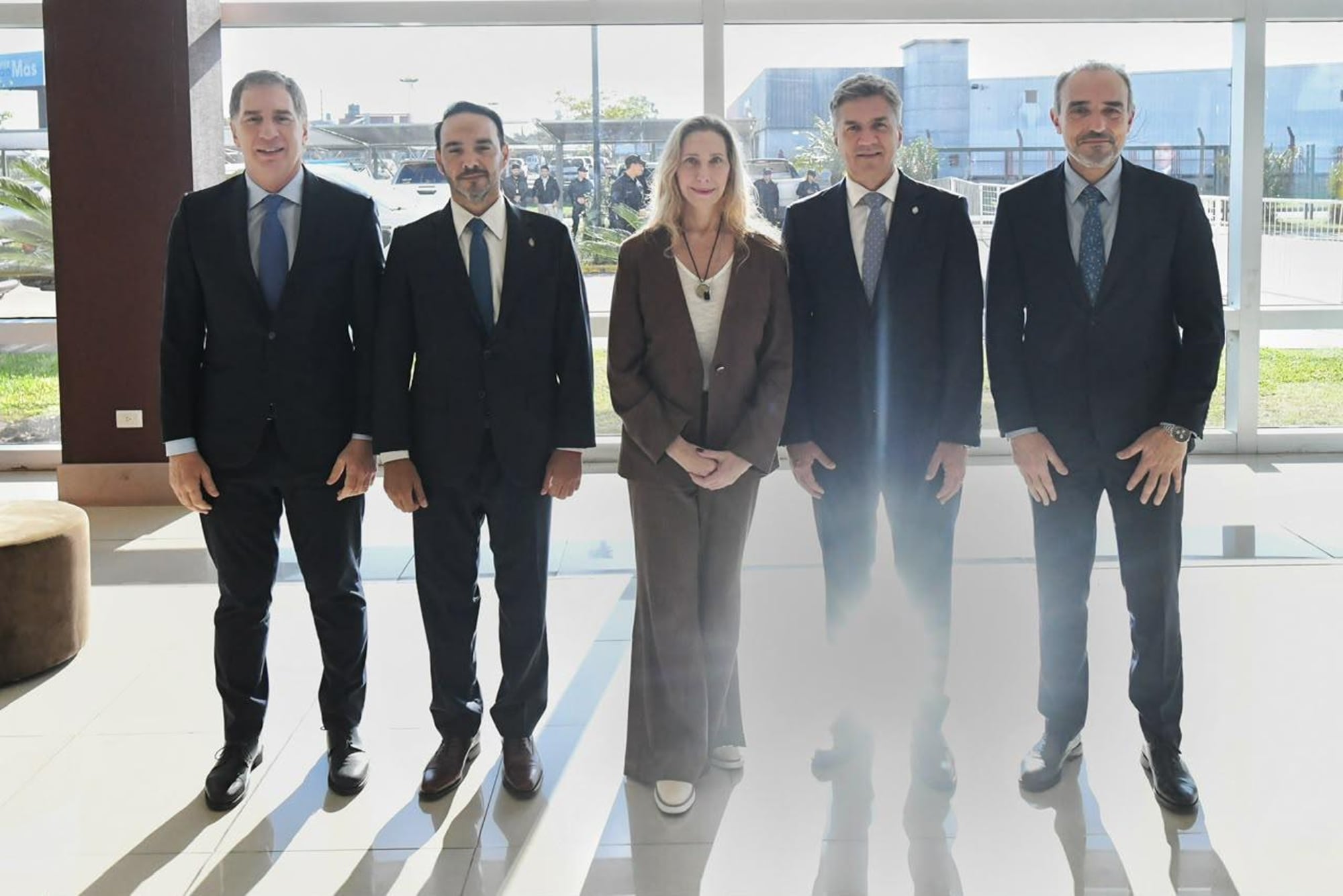 La secretaria de la Presidencia, Karina Milei; el jefe de Gabinete, Diego Santilli, los gobernadores Juan Pablo Valdés y Leandro Zdero; y Lule Menem en Chaco
