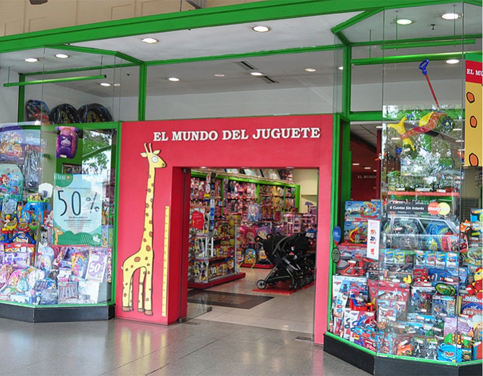 No hay chico que no se deslumbre ante las vidrieras de El Mundo del Juguete