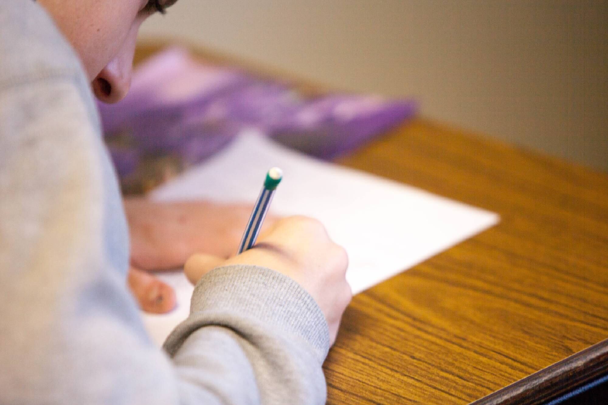 Además de la presentación del formulario, el solicitante se debe preparar para los exámenes de inglés y educación cívica