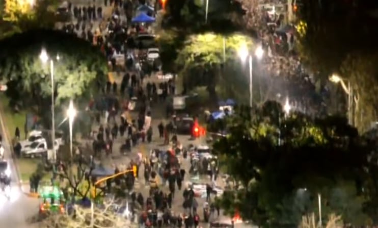 Continúa llegando gente al velorio público del Indio Solari