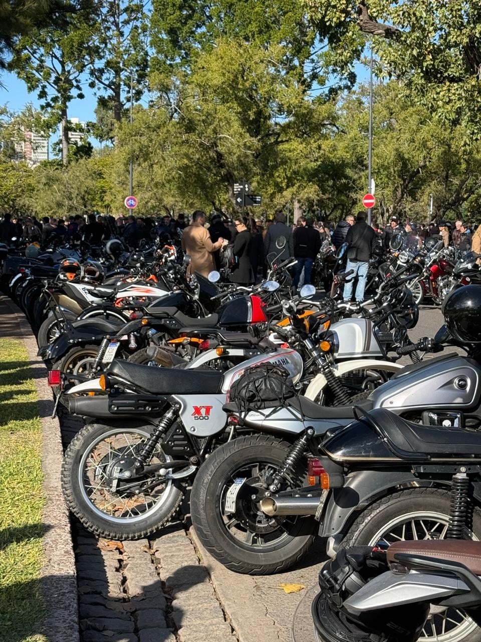 Motos y hombres en traje: el motivo por el que una caravana de motocicletas recorrió este domingo las calles porteñas.