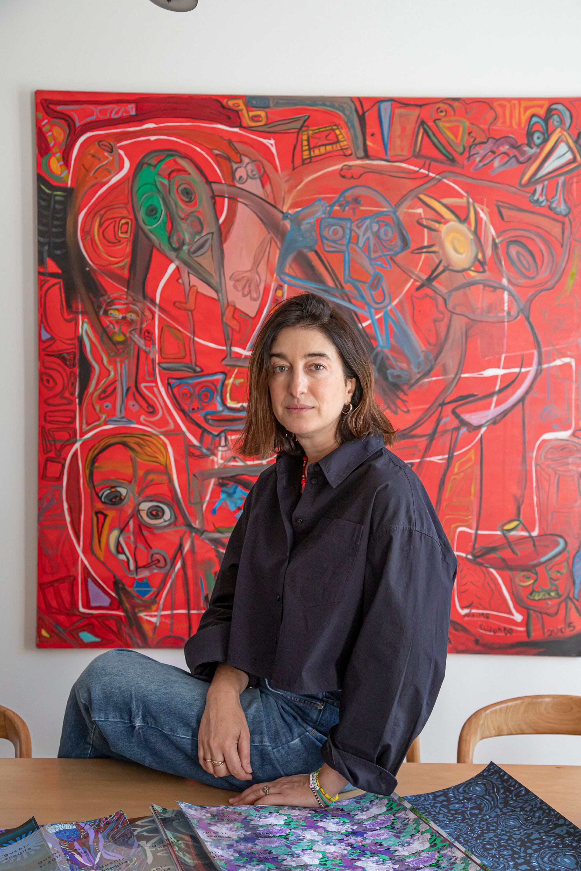 La diseñadora Guchi Scagñia delante del cuadro “Domingo”, de Máximo Elizondo.